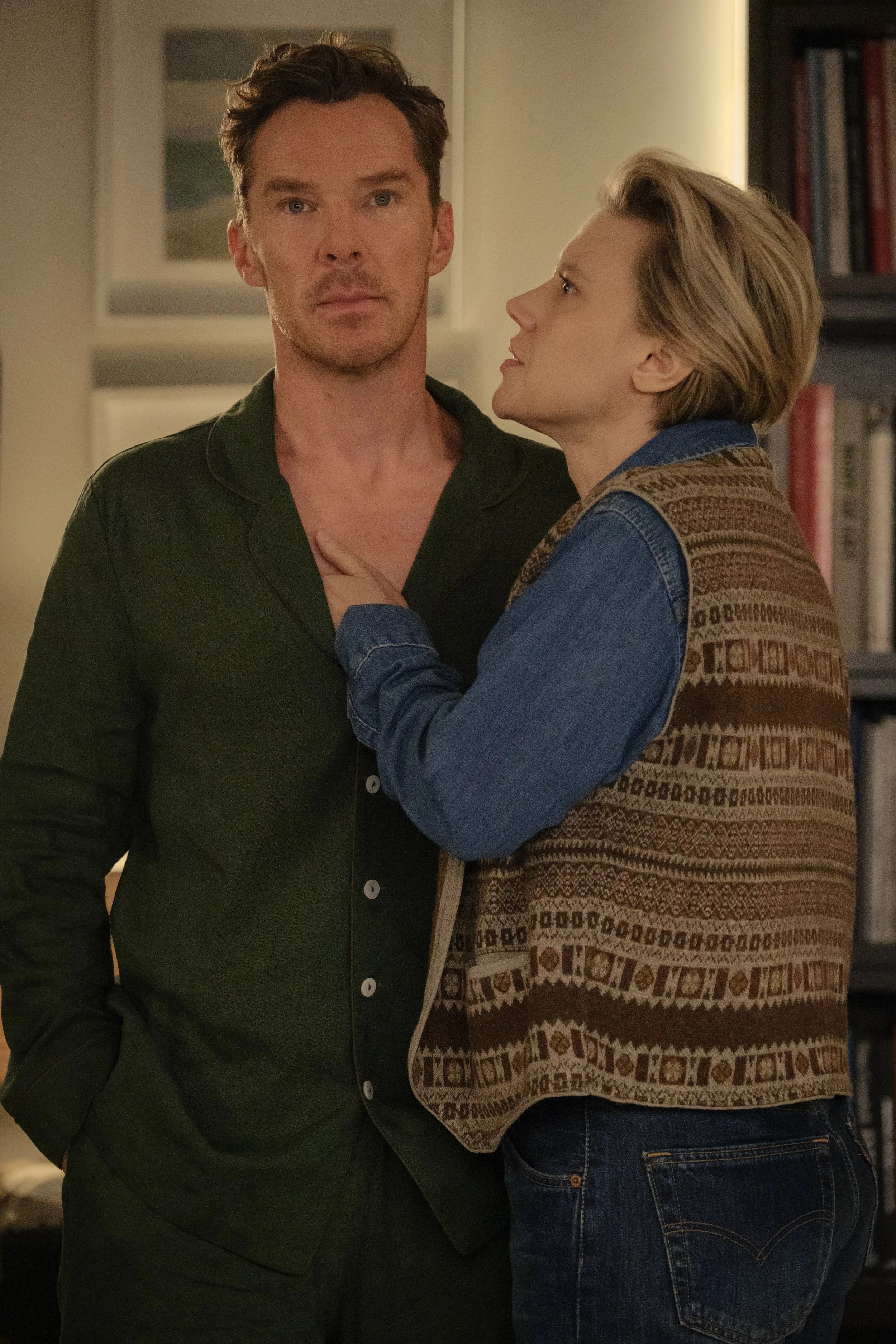 Benedict Cumberbatch and Kate McKinnon in THE ROSES. Photo by Jaap Buitendijk, Courtesy of Searchlight Pictures. © 2025 Searchlight Pictures All Rights Reserved.