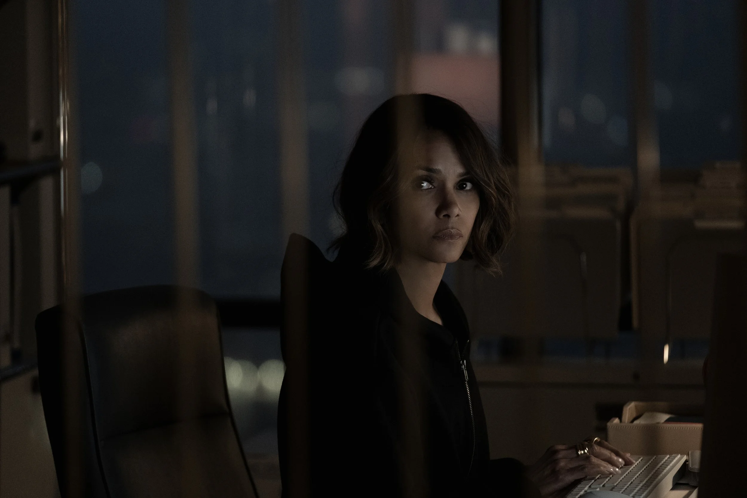 halle-berry-sharon-crime-101-film-still-2.jpg