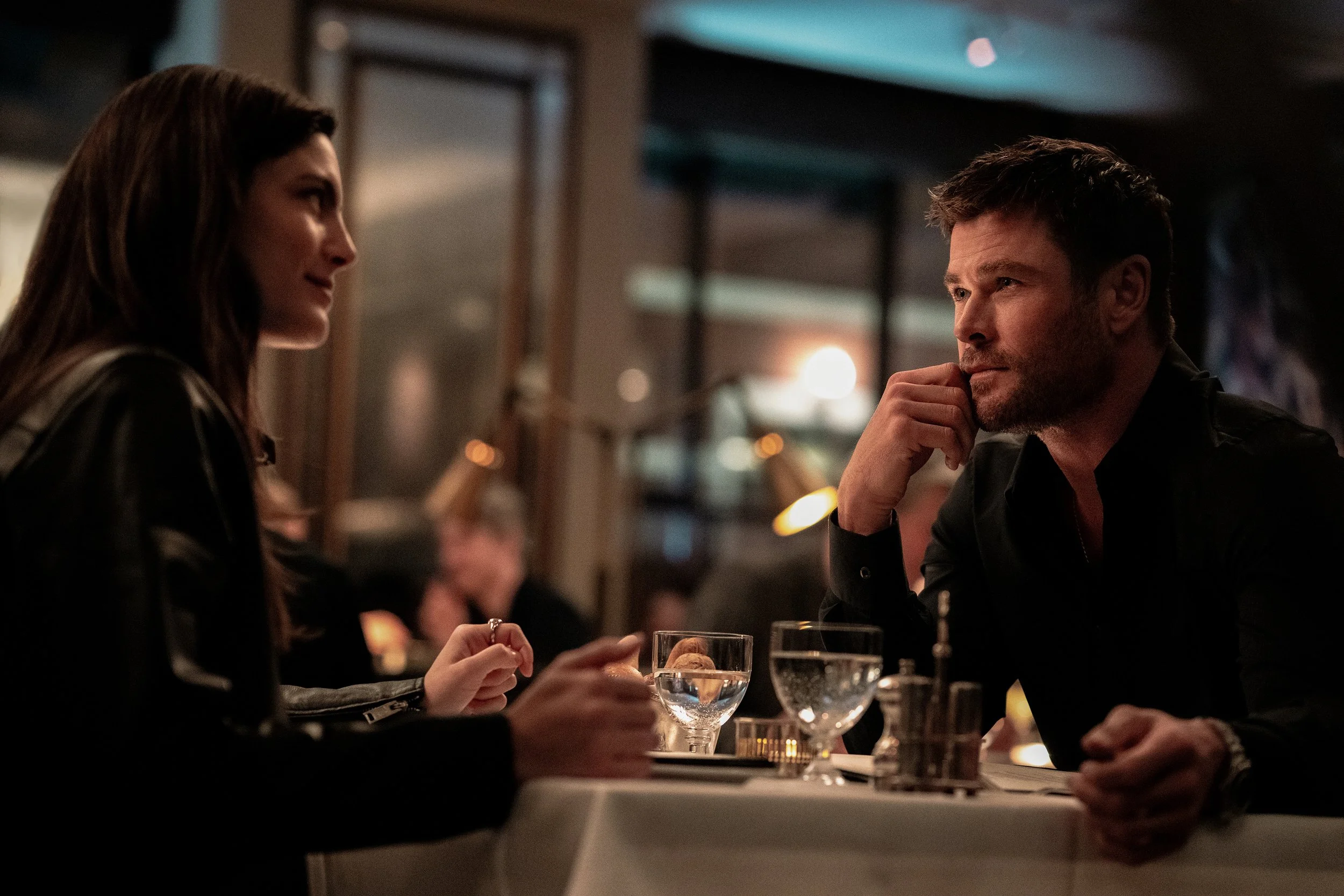 monica-barbaro-chris-hemsworth-crime-101-film-still.jpg