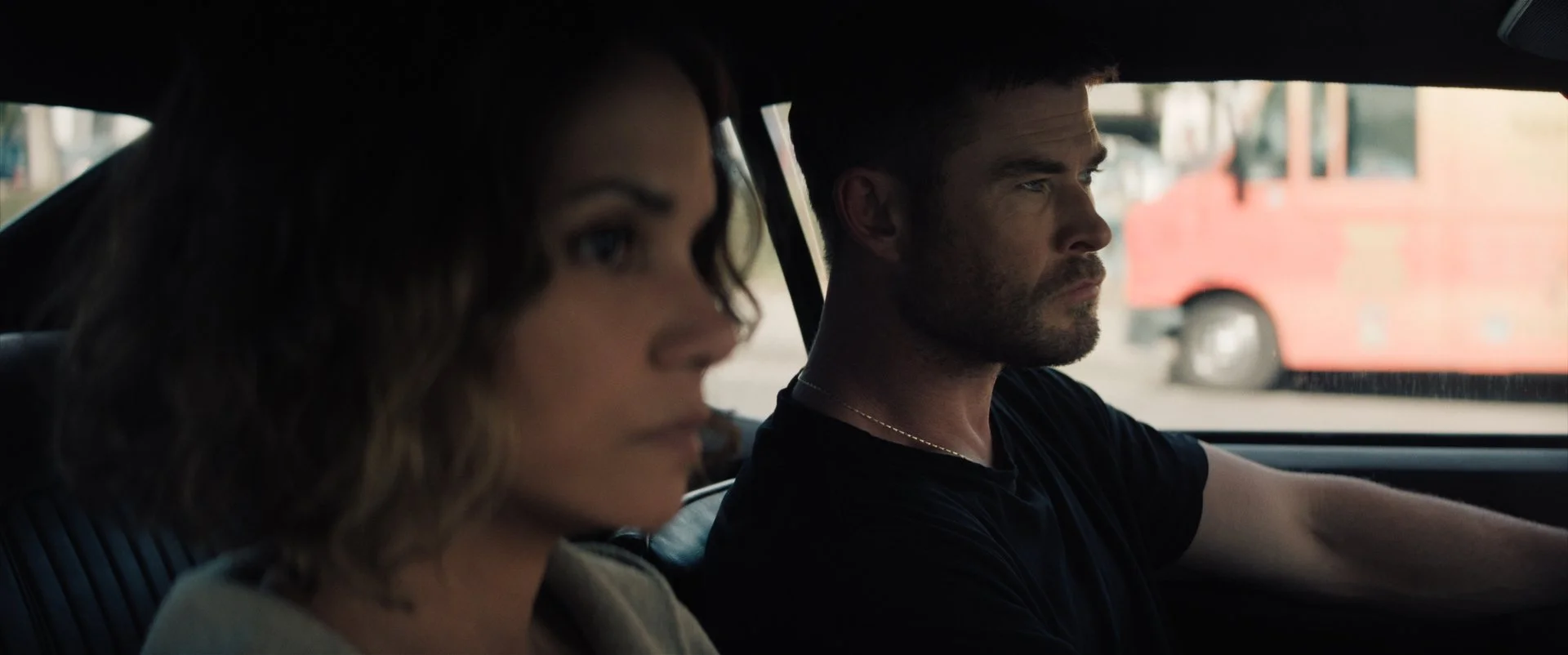 halle-berry-chris-hemsworth-crime-101-film-still.jpg