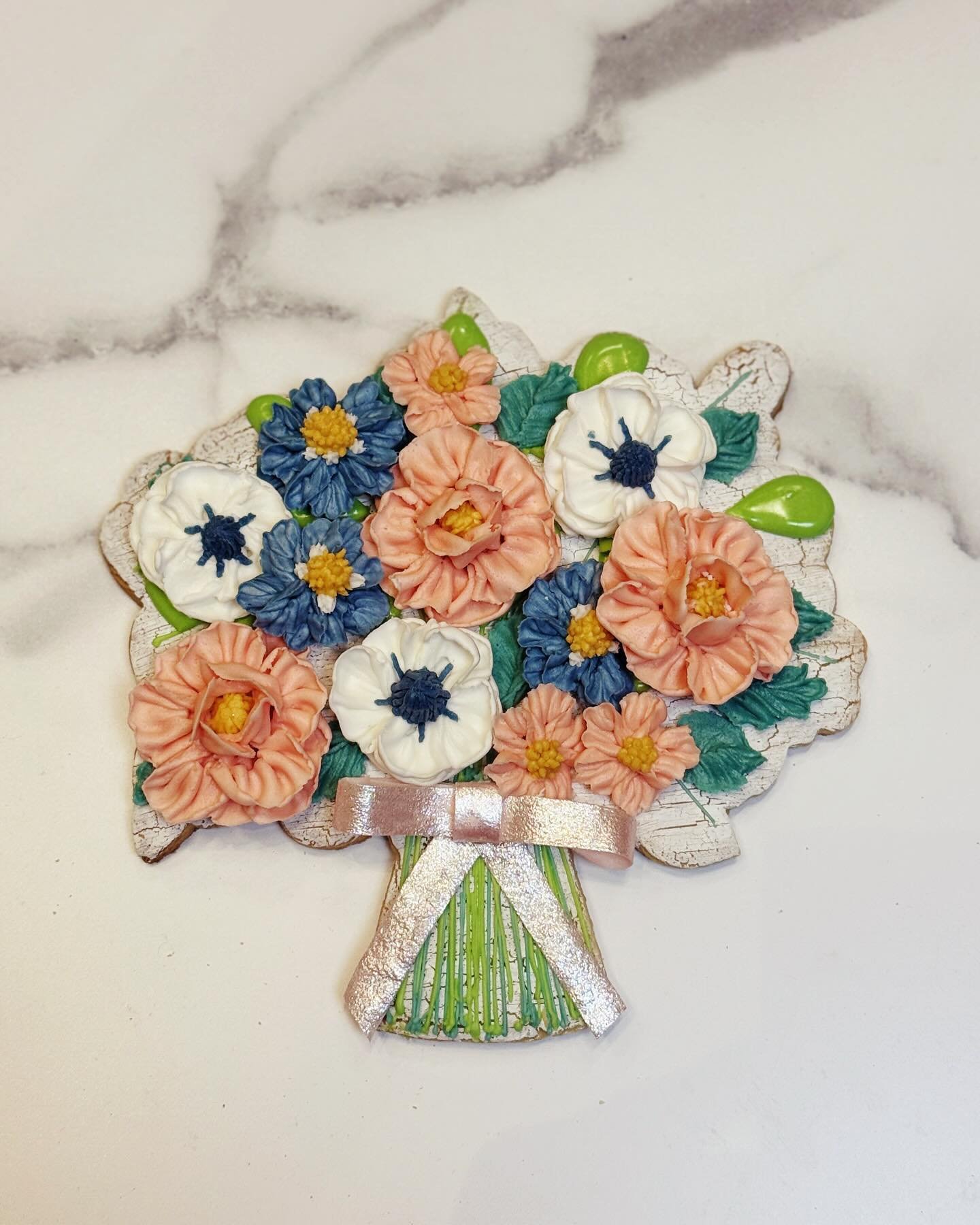 busy day.
two 4-hr classes jam packed with information, new techniques + fun.

class #1: catch the bouquet - the best floral instruction I have ever received by the incredible @theflourshoppecookieco 

class #2: flourish with freehand - still need a 