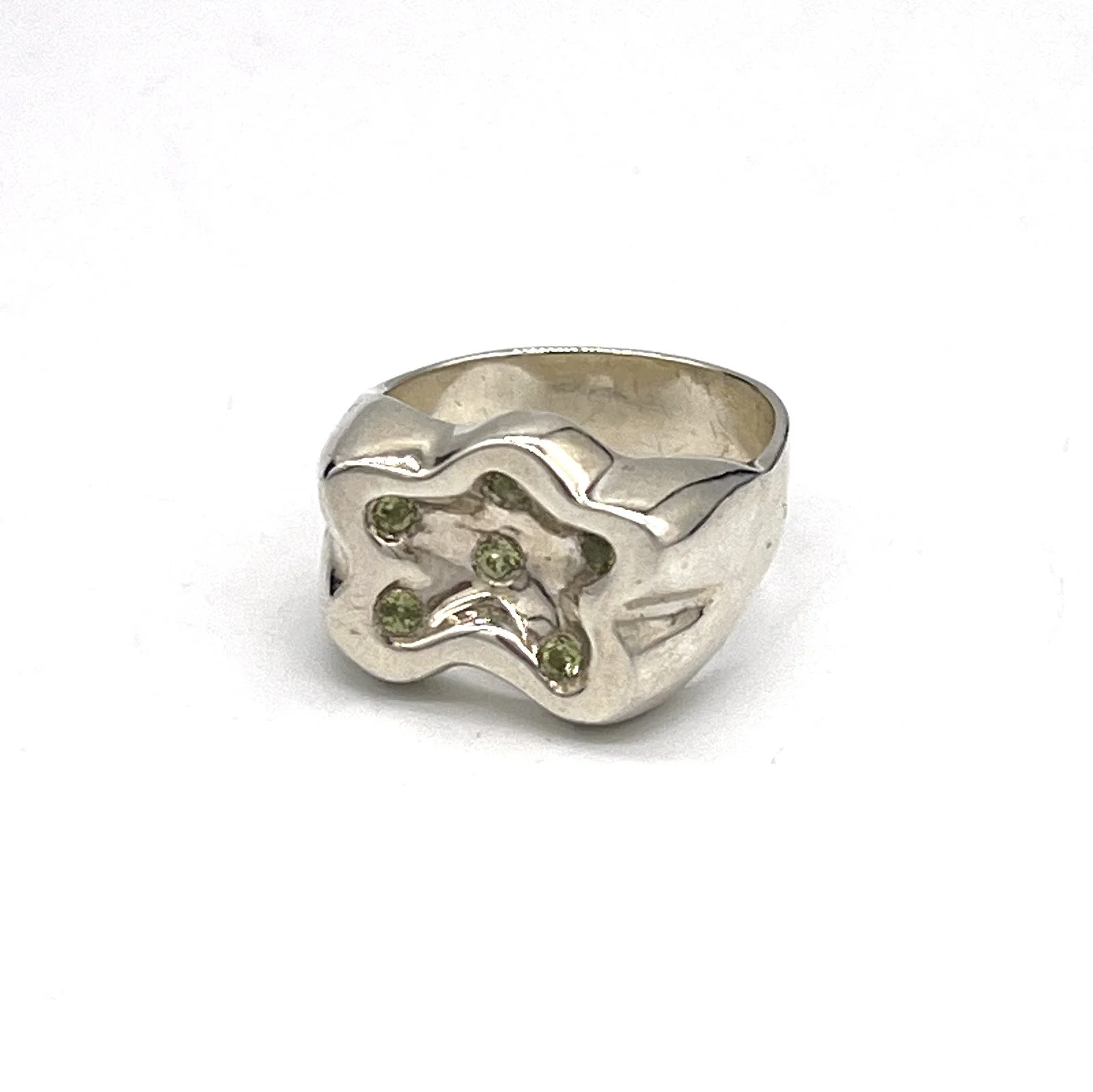 POND IN THE FISH Peridot Flower Samsi Ring