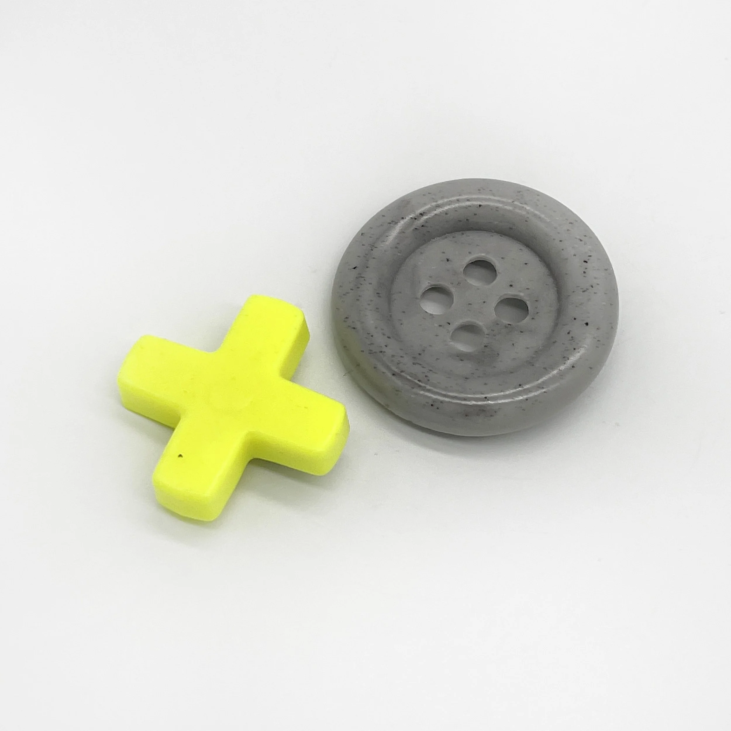 DR.DAUGHTER Grey Button + Yellow Cross Clip Duo