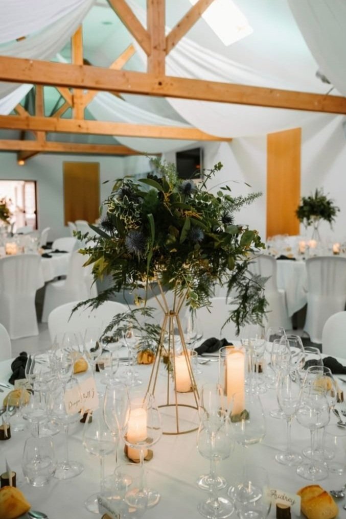 Centre de table avec bougies et fleurs.jpg