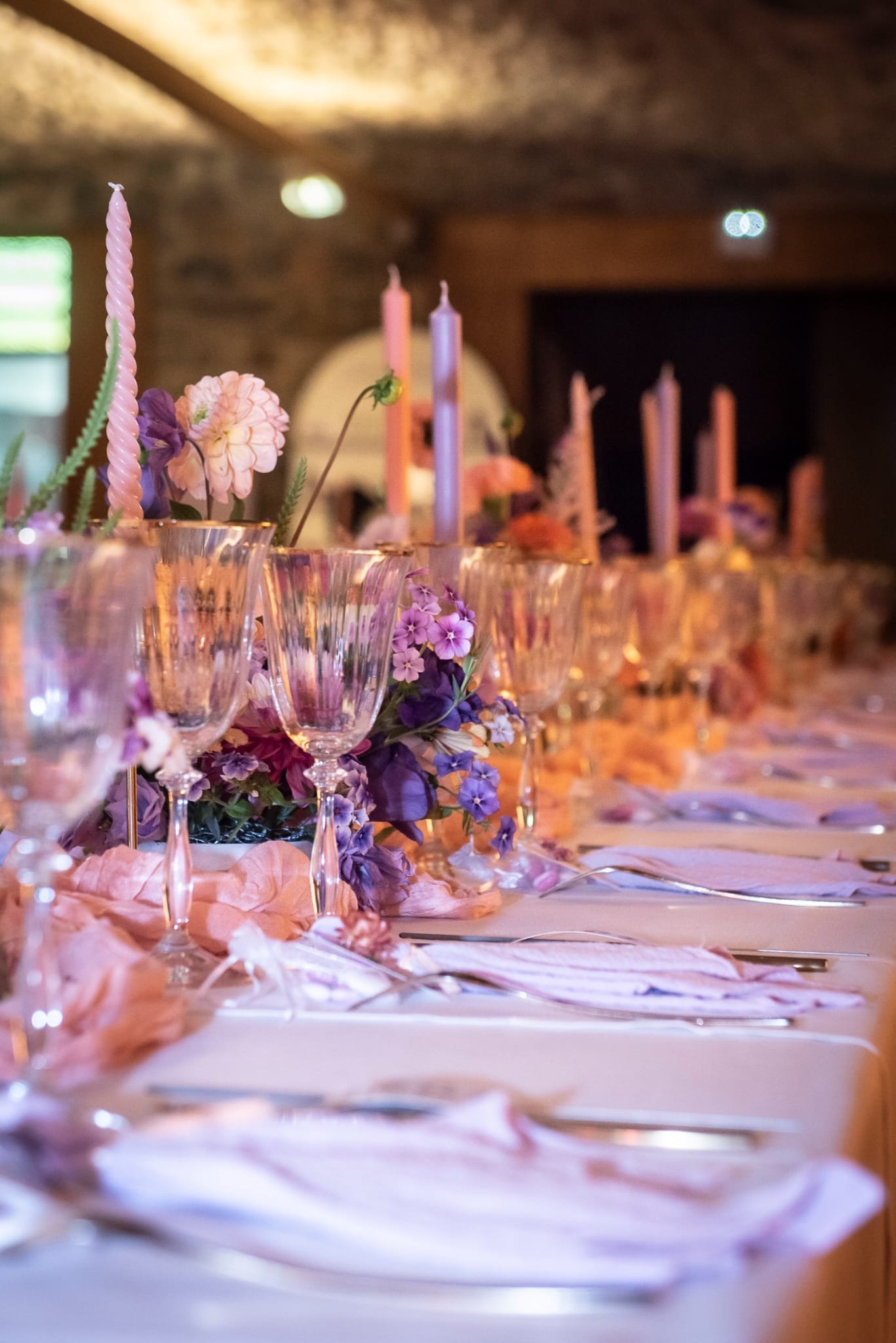 Centre de table avec bougies et fleurs.jpeg