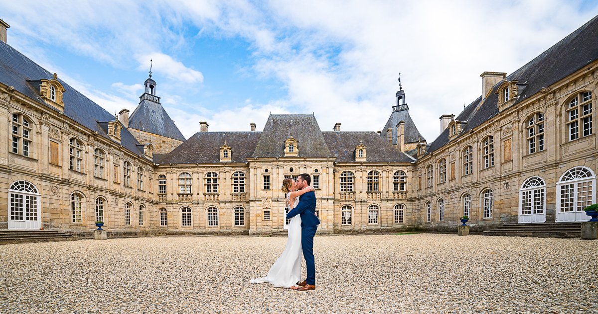 Échange des vœux devant un château.jpg
