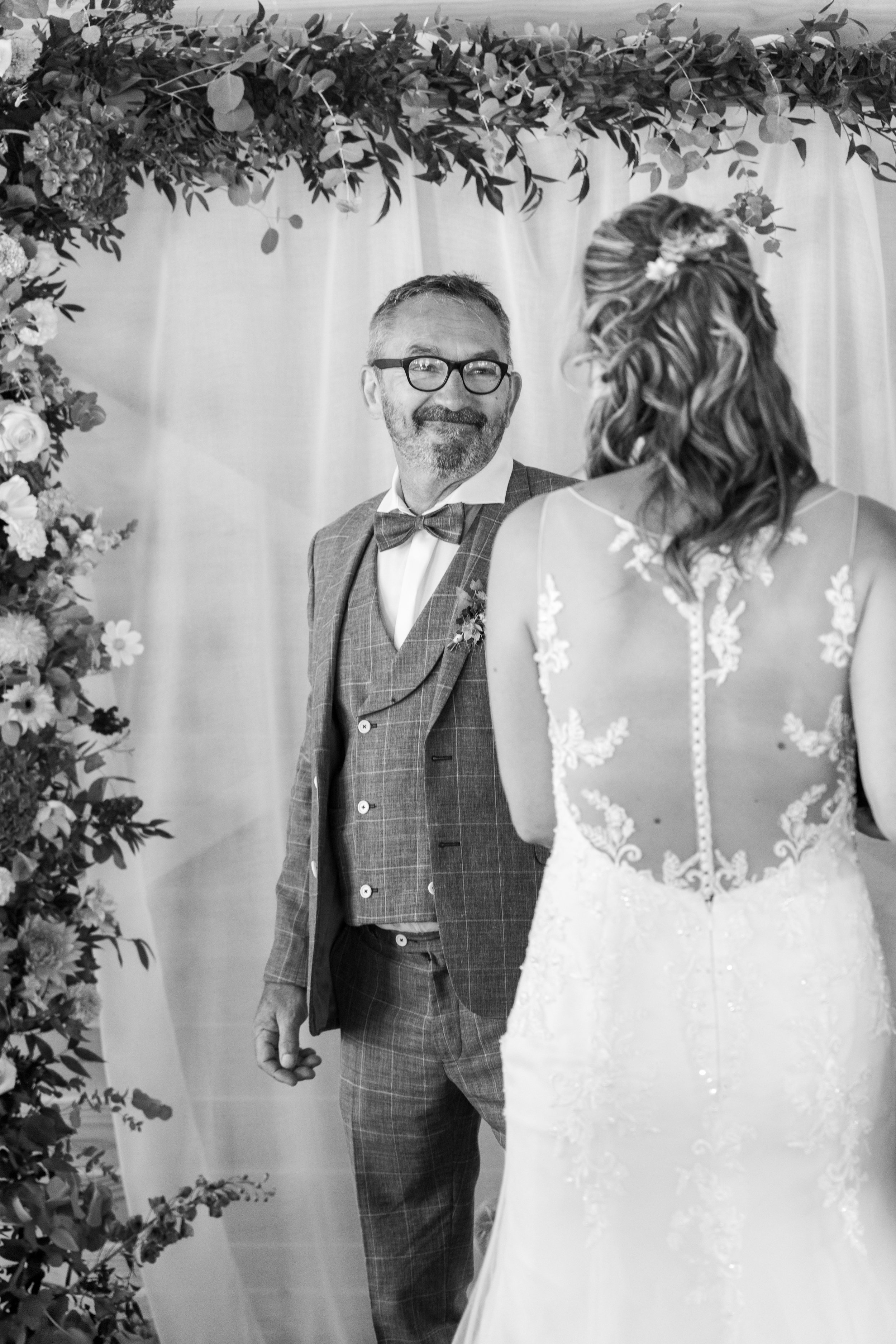 Portrait de la mariée en robe.jpg