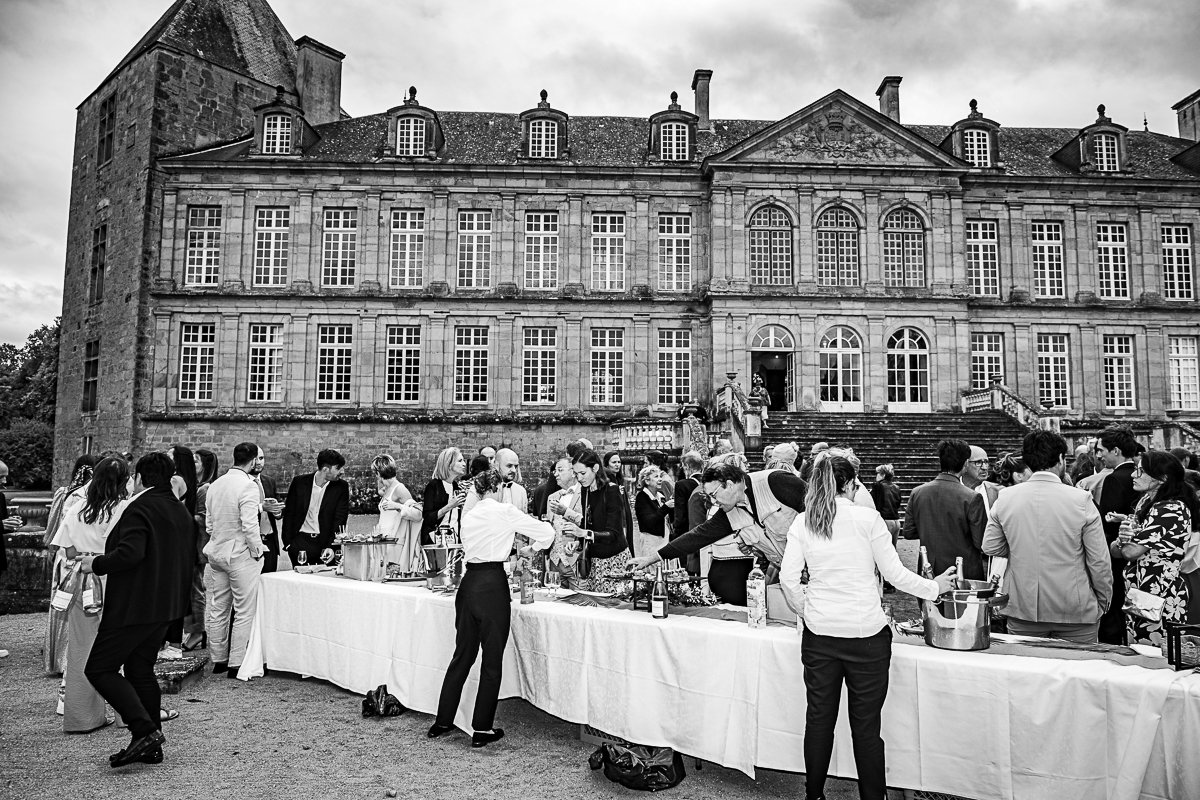 Échange des vœux devant un château.jpg
