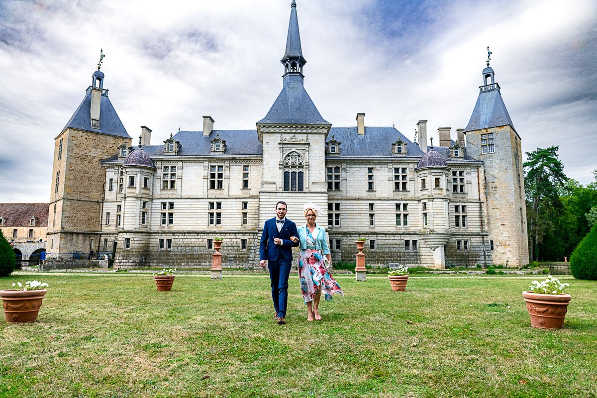 Échange des vœux devant un château.jpg