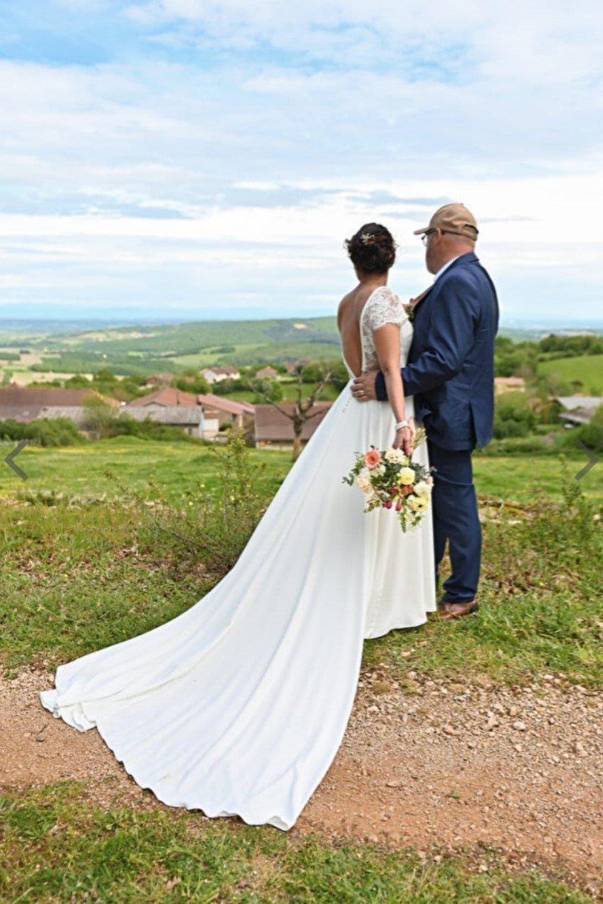 Portrait de la mariée en robe.jpeg