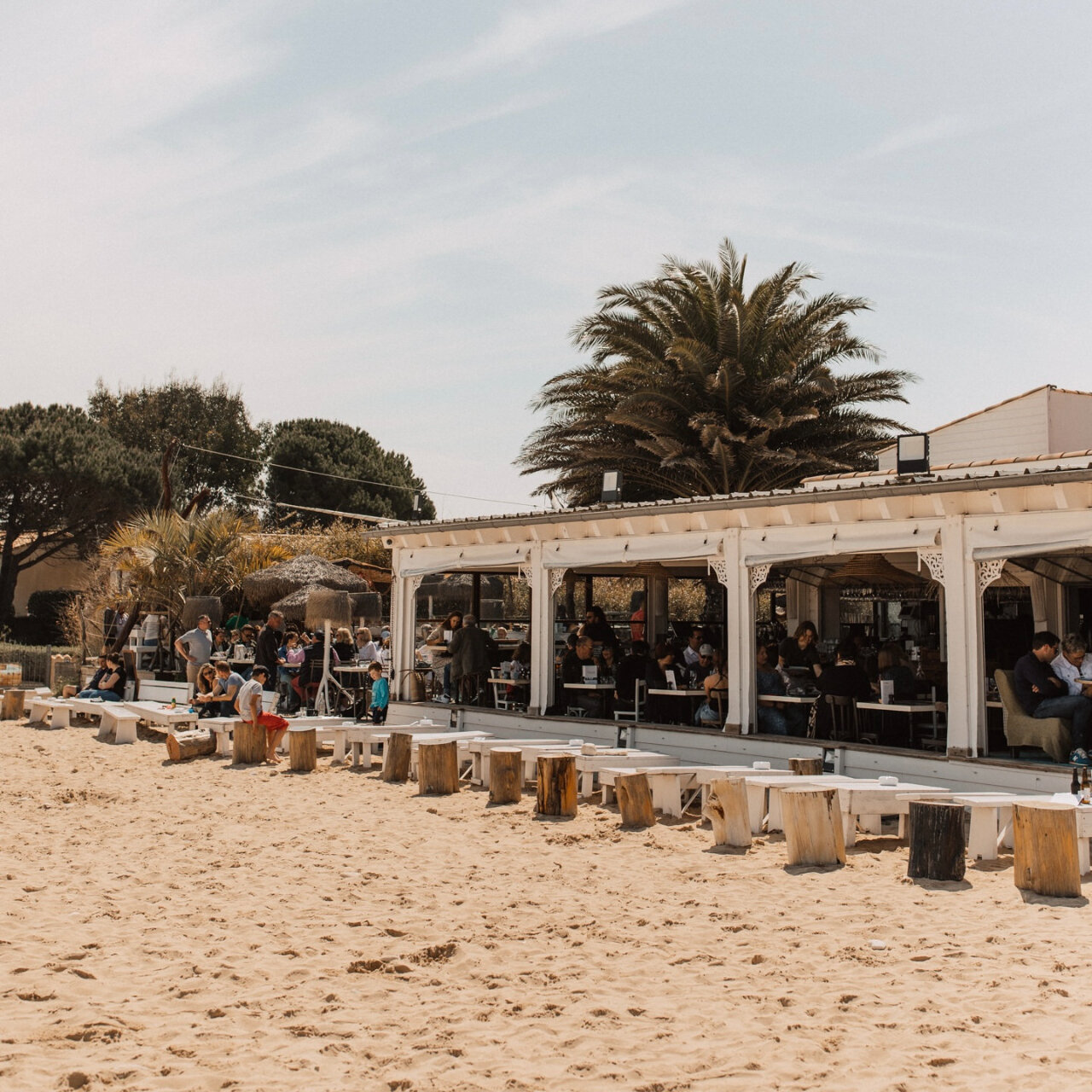 Un bout de plage convivial 🐚

Pensez &agrave; r&eacute;server par sms au 07.68.75.34.73 🙌

📸  @nicolasbellon.ig 
#LaCible #LaCibleRestaurant #ileder&eacute; #iledere #restaurant #Plage #RestaurantIleder&eacute; #R&eacute;island