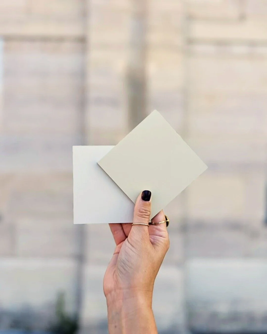 📦 NOUVEAUT&Eacute; DANS LA POLOBOX
Nos deux nouvelles teintes Coquille &amp; Sable sont d&eacute;sormais dispo en &eacute;chantillons ! 🤍✨

Vous les avez ador&eacute;es en photo&hellip;
Il est temps de les d&eacute;couvrir en vrai, &agrave; la lumi