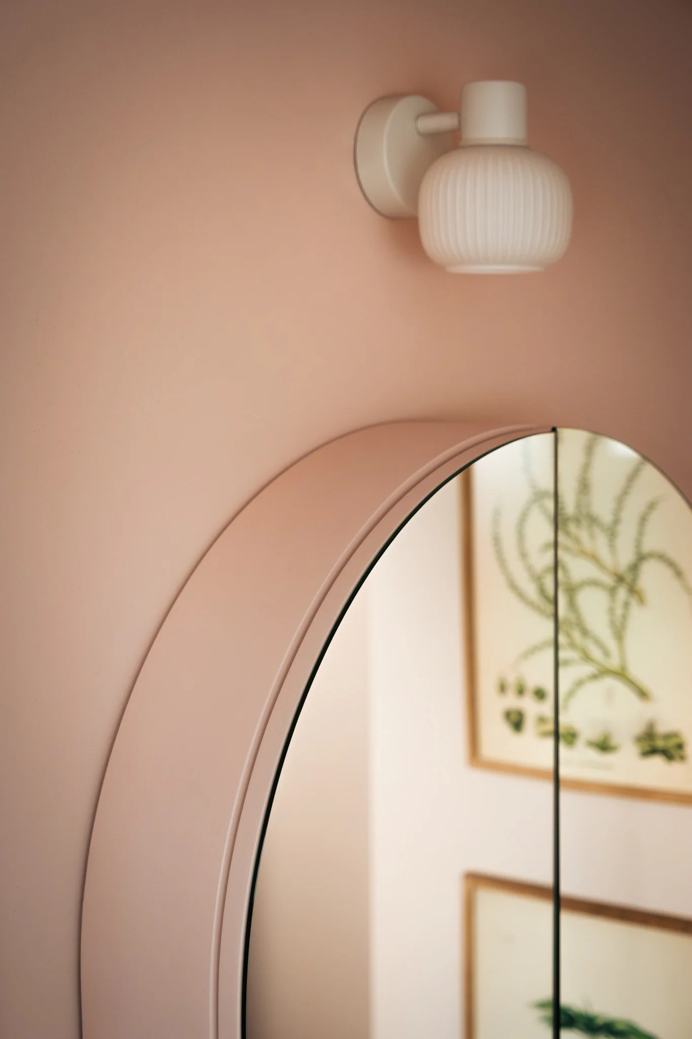 POLA 🪞
Une armoire murale en arche, fine et fonctionnelle. 
2 portes miroir, du rangement discret, et toujours aussi coloré. 
Disponible très bientôt sur polopolo.fr
#designfrançais #miroirdesign #pola #polopolo