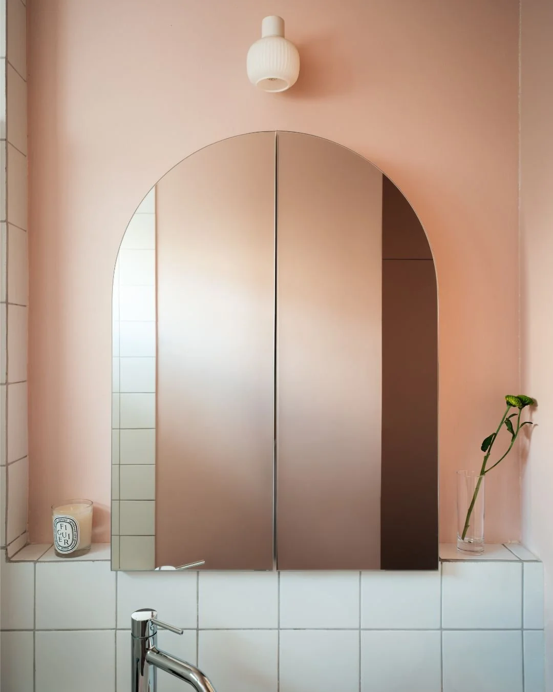 📣 POLA est là !
Pensée comme une pièce discrète et élégante, elle révèle un espace malin et fonctionnel pour vos essentiels.
Design courbe, double porte miroir en arche, et toujours aussi color