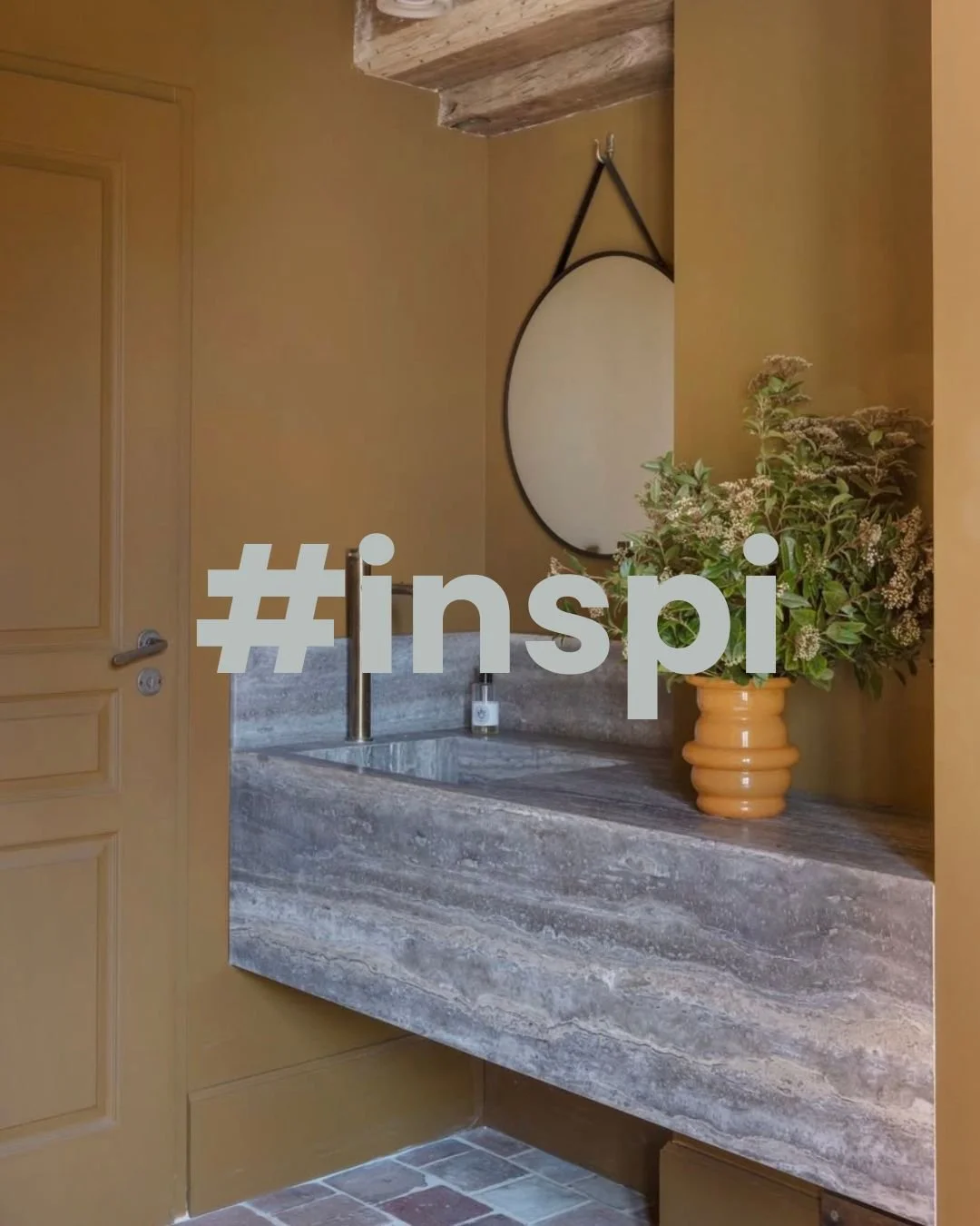 🎨 Oser la couleur, partout. Mur, sol, meuble, vasque…
Ces salles de bain signées par des archi passionnés nous prouvent qu’une salle de bain entièrement colorée peut être à la fois audacieuse, &e