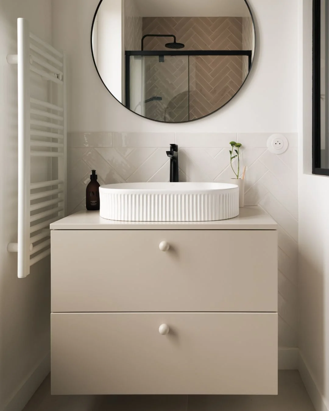 ☀️ &Eacute;l&eacute;gance, douceur et justesse des proportions.

Dans cette suite parentale lumineuse, le Marco Greige 80 s&rsquo;impose avec discr&eacute;tion et raffinement.
Ses lignes &eacute;pur&eacute;es et sa teinte subtilement chaude en font l