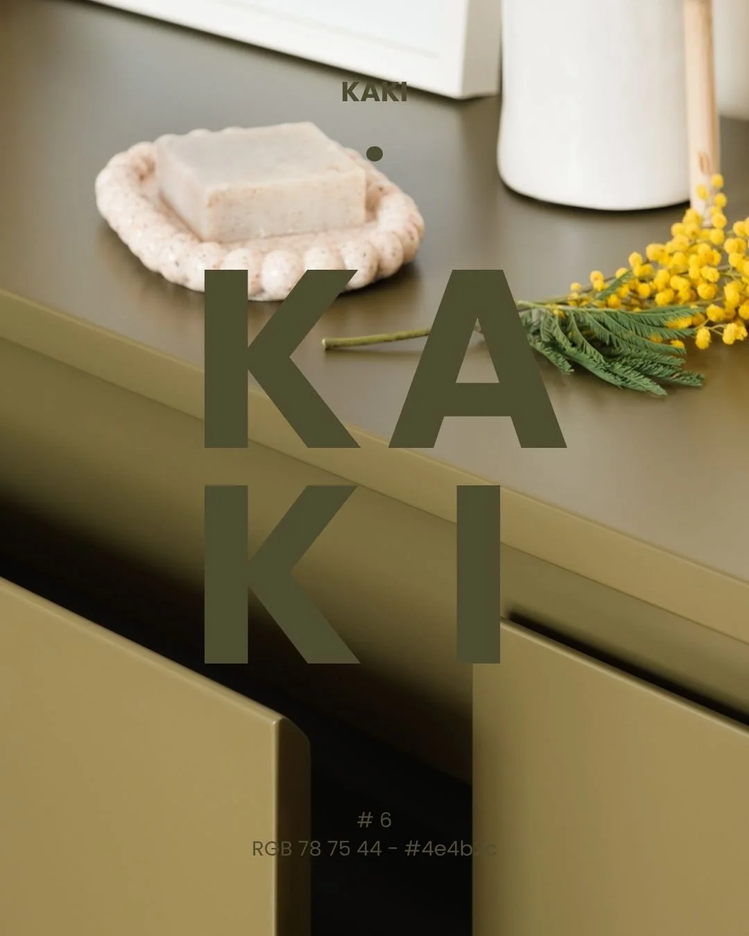 🌿 Notre Kaki sous toutes ses formes.
Meuble, poign&eacute;es, peinture&hellip; cette teinte cam&eacute;l&eacute;on r&eacute;v&egrave;le toute sa richesse selon la mati&egrave;re et la lumi&egrave;re.

&Agrave; la fois intense et naturelle, douce et 