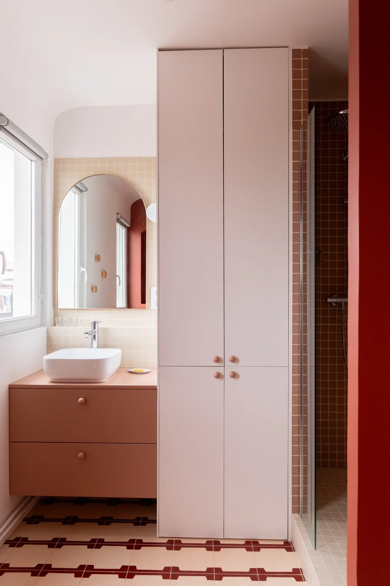 Une petite touche qui change tout&hellip; 🩰

Nos boutons Pio ne sont pas seulement des poign&eacute;es : ce sont de vrais &eacute;l&eacute;ments de coh&eacute;rence pour la salle de bain. Amusez-vous &agrave; cr&eacute;er de nouveaux combos en les a