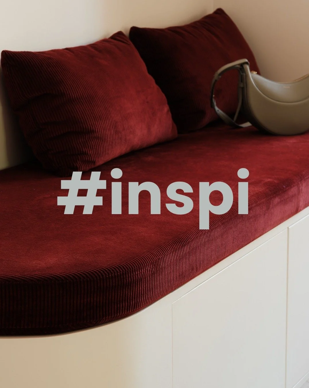 Il y a des d&eacute;tails qui changent tout.

Et chez polopolo, on aime quand le d&eacute;tail devient signature 👀

Profonde, vibrante, &eacute;l&eacute;gante&hellip; elle s&rsquo;invite d&eacute;j&agrave; dans nos inspirations, sur quelques clich&e