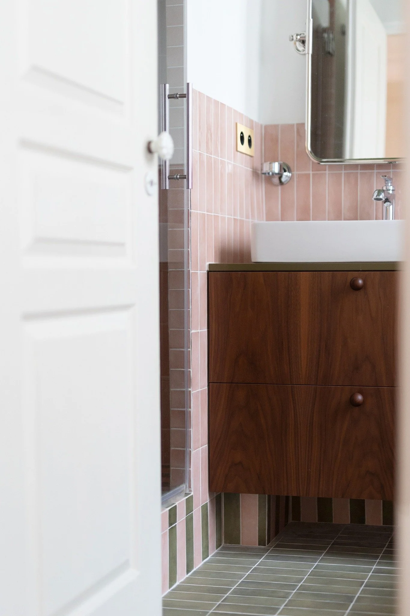 Oser la couleur, oui. Mais pas forc&eacute;ment en total look. 👀

Sur un meuble en noyer, le top kaki devient LE d&eacute;tail qui change tout.

Un contraste qui structure, qui r&eacute;veille, qui illumine.

Parfait quand on n&rsquo;est pas encore 