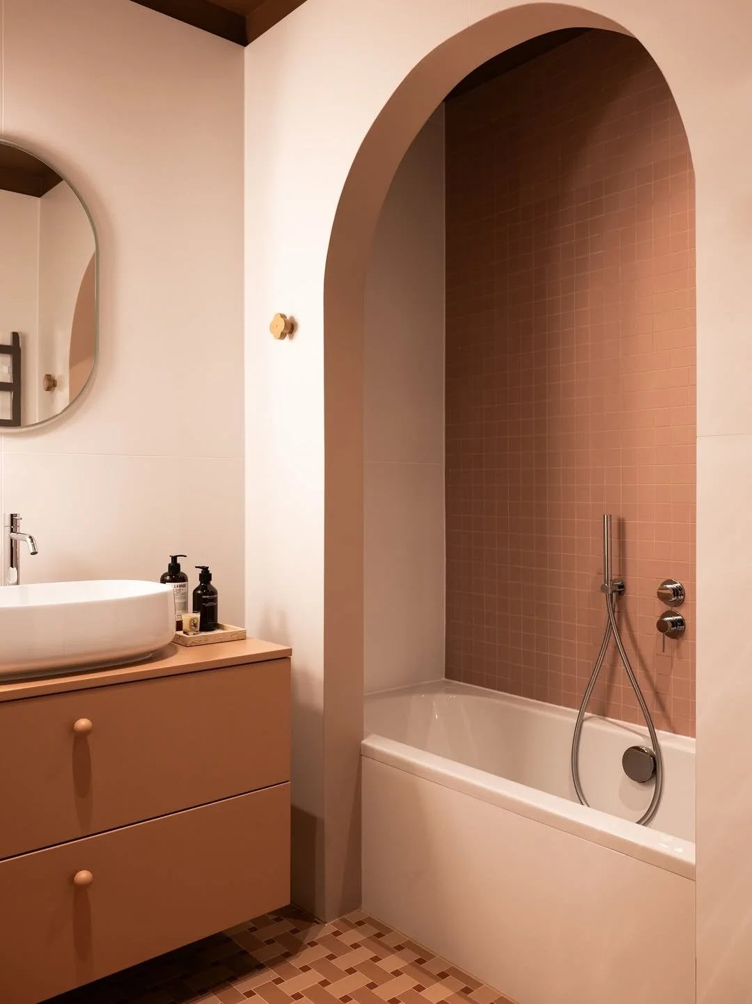 Un perfect match ? 🫦

Quand@studio.castille  fait matcher la faience de la baignoire avec notre Marco Argile, pour nous, c'est un coup de c&oelig;ur. 

Et vous, vous en pensez quoi ? 

📸  @photographe_archi 

#surmesure #matchparfait #salledebain #