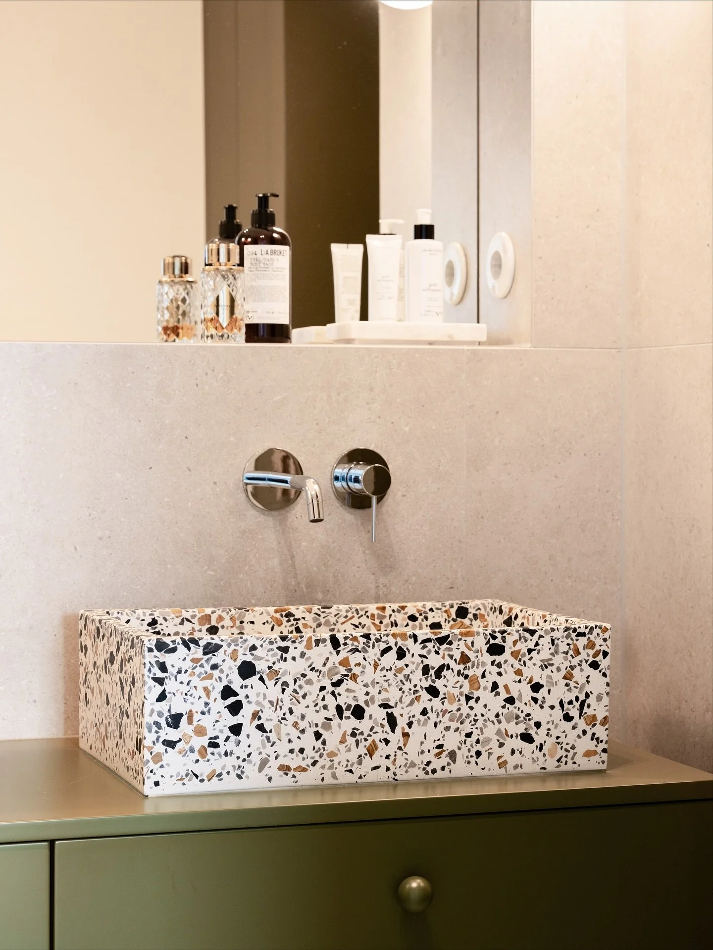 🫒 Le retour de notre kaki pour votre plus grand plaisir 

Quand l&rsquo;&eacute;l&eacute;gance et l&rsquo;originalit&eacute; sont au rendez-vous, nos Marcos n&rsquo;en sont que sublim&eacute;s !

&rarr; Le Marco 120 et sa double vasque trouvent parf