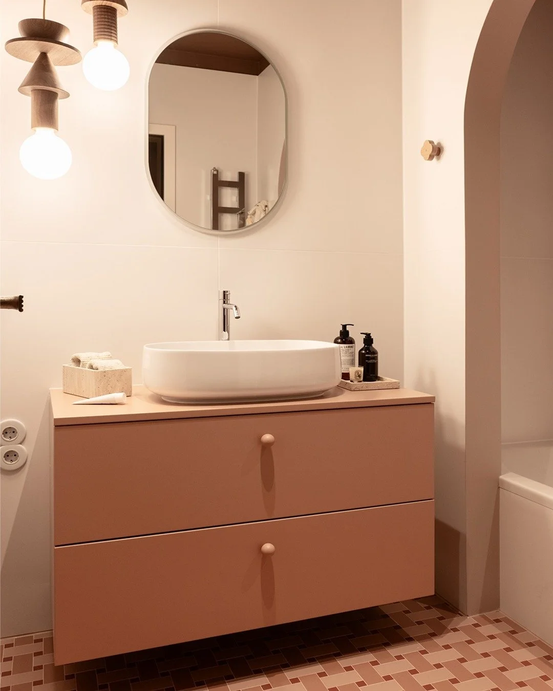 Le rose et l&rsquo;argile, combo gagnant 💗

Un jeu subtil de nuances roses et argile qui s&rsquo;accorde parfaitement avec notre Marco et ses poign&eacute;es Pio

R&eacute;sultat : une salle de bain douce, chaleureuse,
et pleine de personnalit&eacut