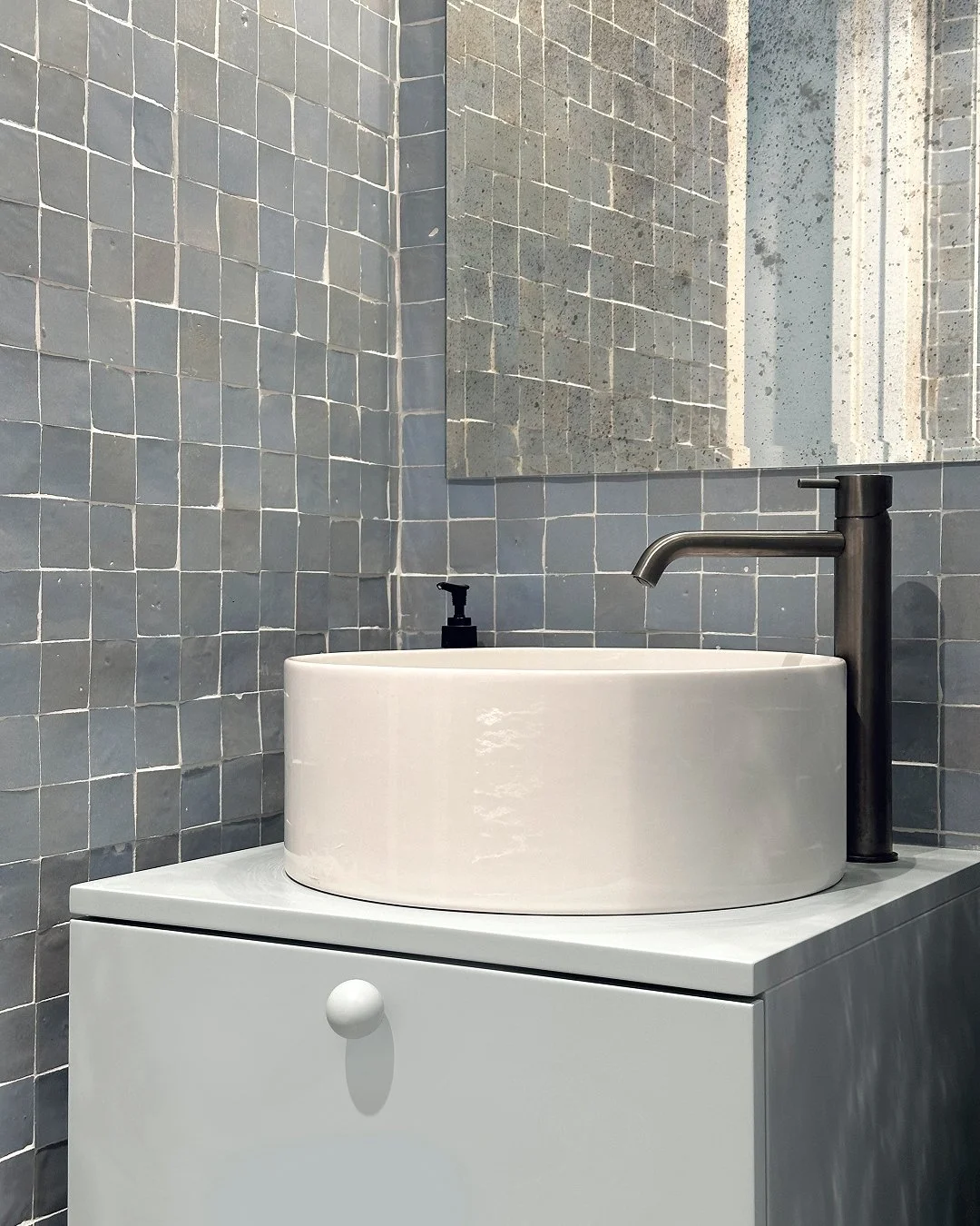 Ici, tout est bleu 💙
Notre meuble marco, le carrelage, l&rsquo;ambiance.

Comme quoi, le monochrome est toujours une bonne id&eacute;e.

🔵 D&eacute;couvrez toutes les couleurs polopolo sur notre site !

📐 @camillearchitectures 

#polopolo #marco #