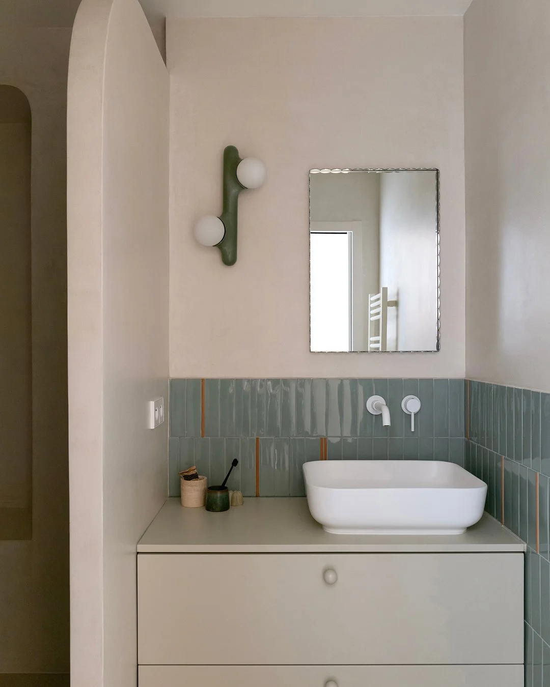 Ici, la vasque n&rsquo;est pas centr&eacute;e.

Elle est d&eacute;cal&eacute;e sur la droite pour gagner de la place,
poser ses affaires plus facilement
et casser un peu la sym&eacute;trie.

Une astuce simple, mais vraiment efficace 🤯

📐 @beau.fair