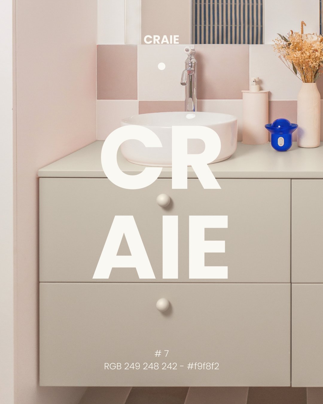 Notre teinte Craie sous toutes ses formes.
Meuble, poign&eacute;es, peinture, une teinte claire qui capte la lumi&egrave;re.

Craie, c&rsquo;est doux, lumineux, facile &agrave; vivre.
Parfaite pour une salle de bain appaisante.

📐 &Agrave; d&eacute;