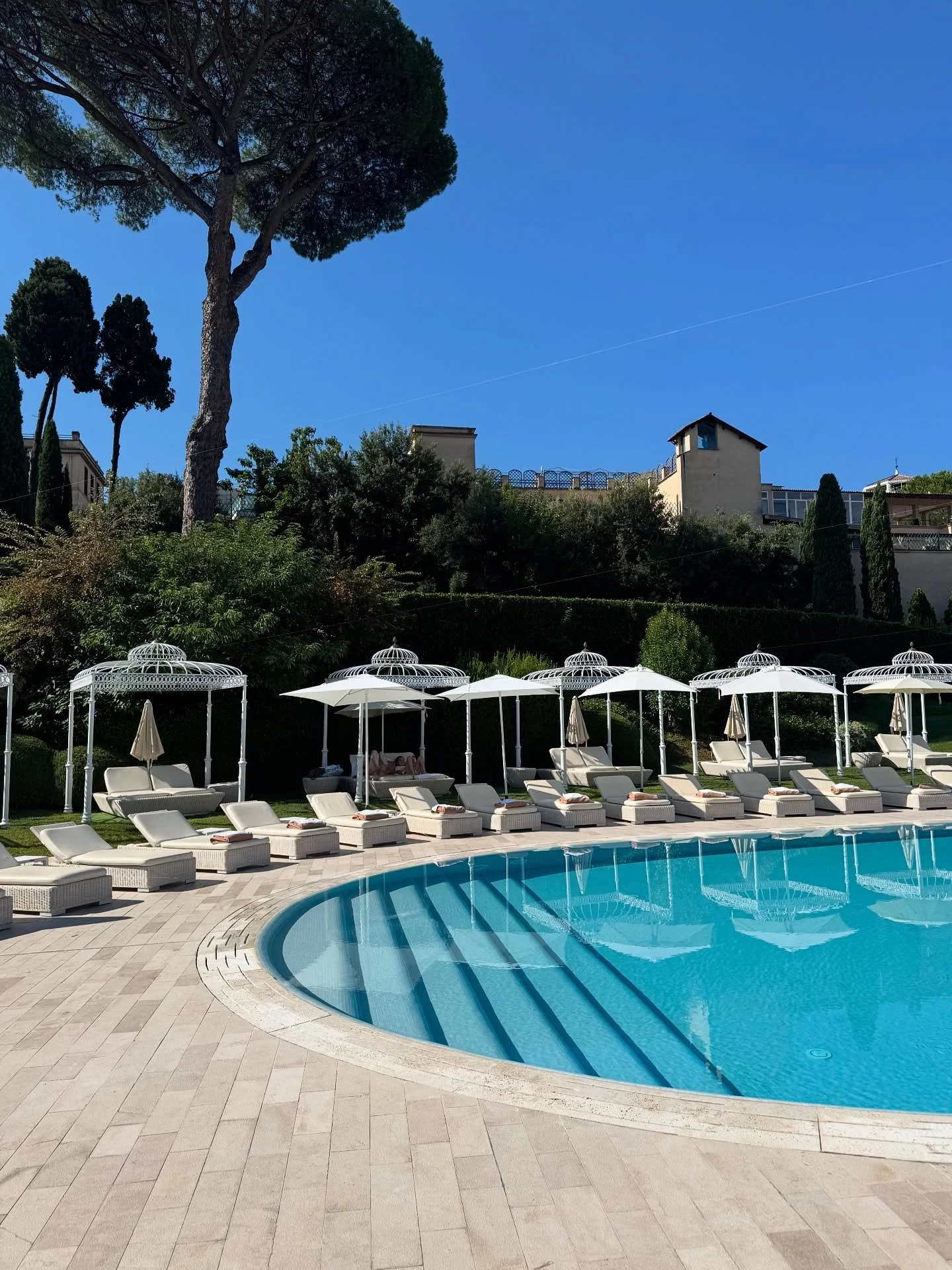 An amazing few days in Rome before heading to Tuscany. We stayed at the @villaagrippinagm right in the city, moments from the Vatican yet you&rsquo;d never know you were in such a busy city with the pool and luscious gardens. Highly recommend! Swipe 