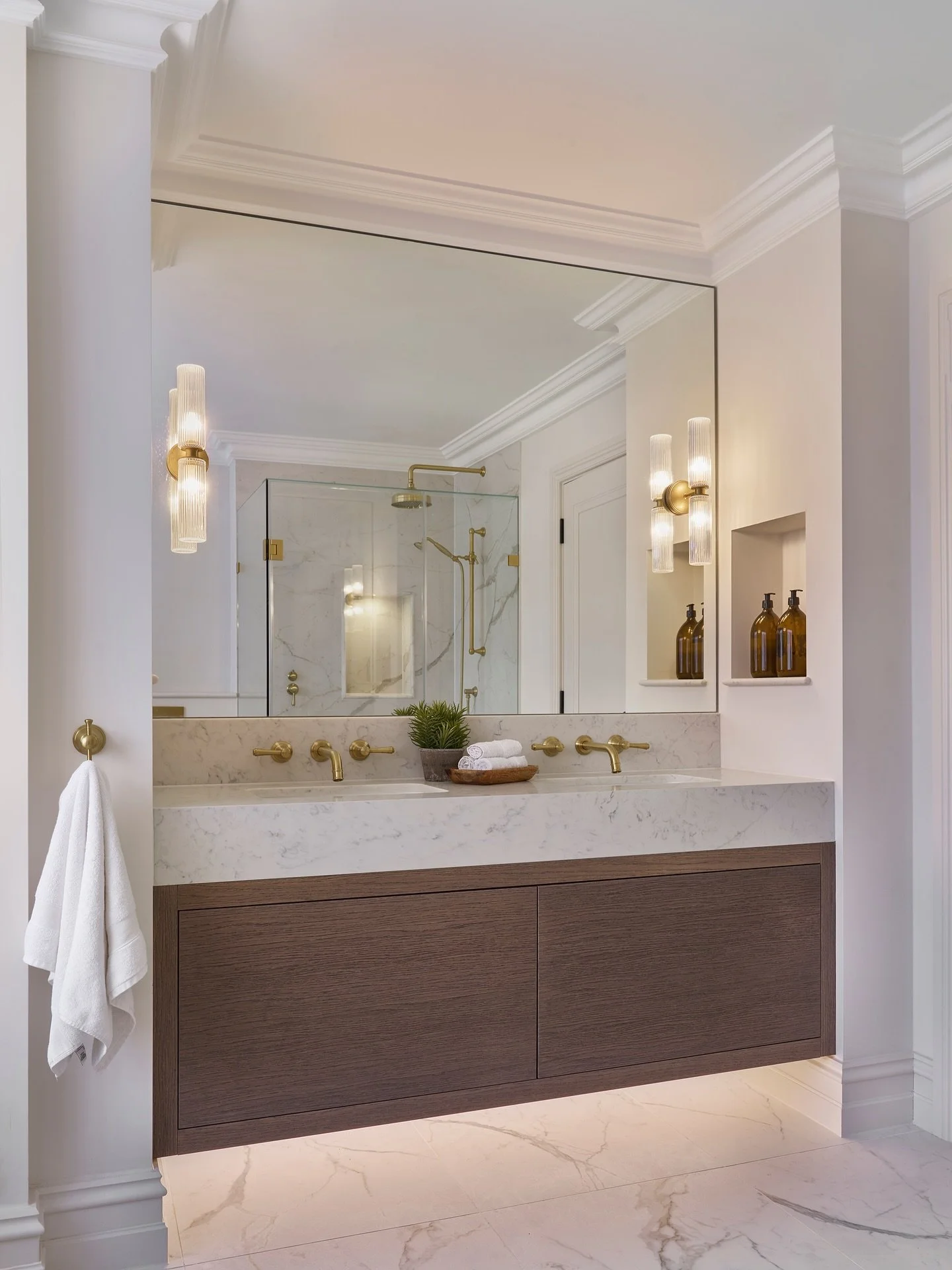 When your clients brief is slightly more contemporary for their principal en-suite but still holding onto some classic features. Swipe across to see the before ⬅️. We are looking forward to sharing more of the professional shots over the coming weeks