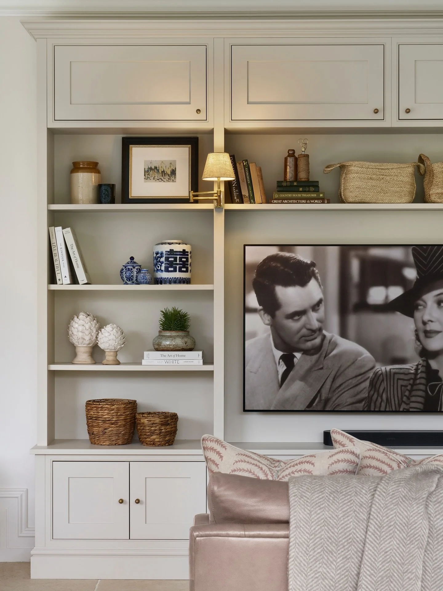 Sundays evenings. I hope everyone had a lovely weekend 🫶🏼
&bull;
Project - Beechwood
Architecture &amp; Interior Fit Out - @claire.totman.designs 
Photography - @darrenchung74 📸 
&bull;
#clairetotmandesigns #mediaunit #openplankitchen #surreyarchi