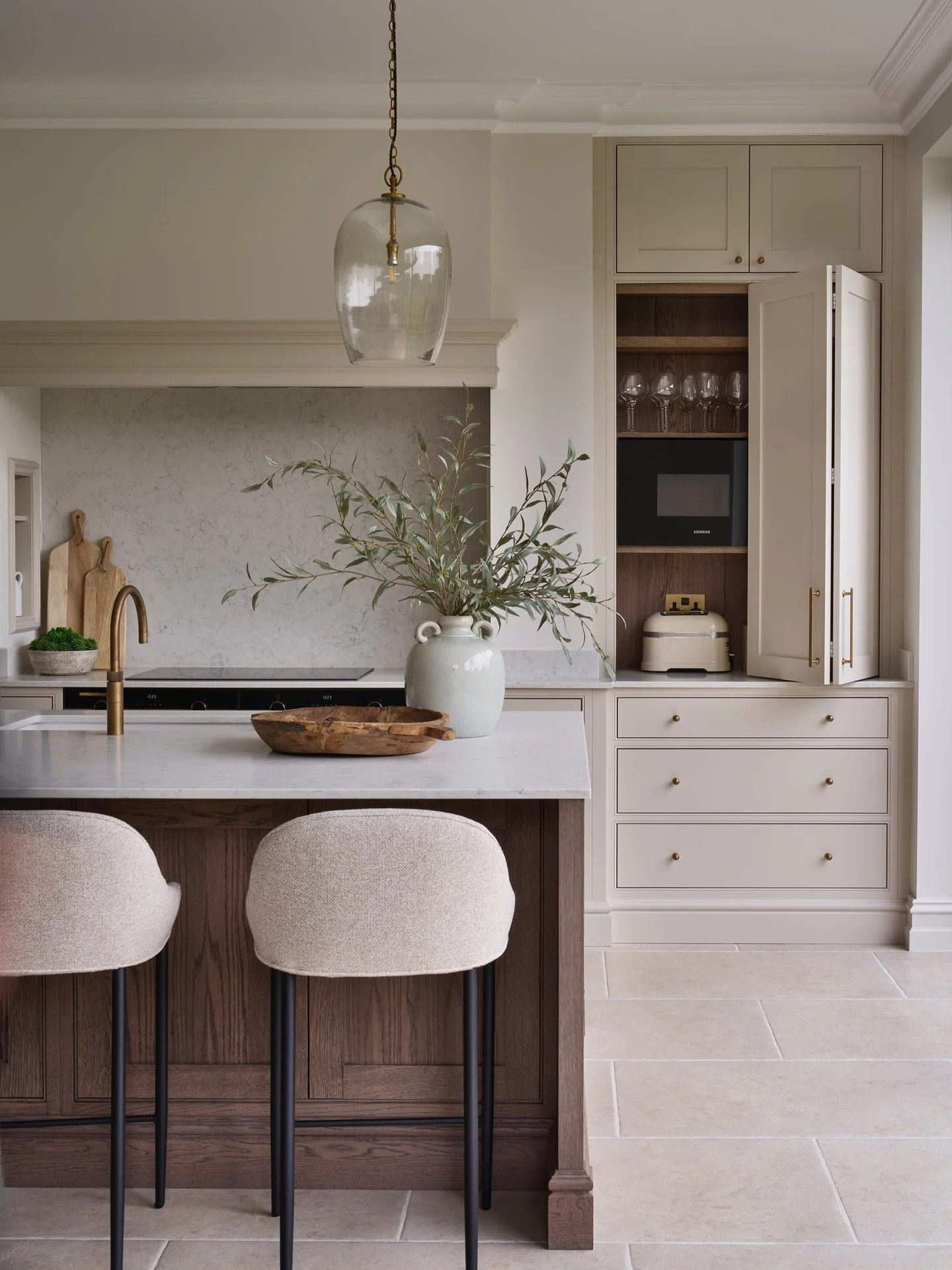 1st April, just how? Honestly, where does time go! The Easter holidays are in full swing and the juggle is real 🤯
&bull;
Project - Beechwood
Architecture &amp; Interior Fit Out - @claire.totman.designs 
Photography - @darrenchung74 📸 
&bull;
#prope