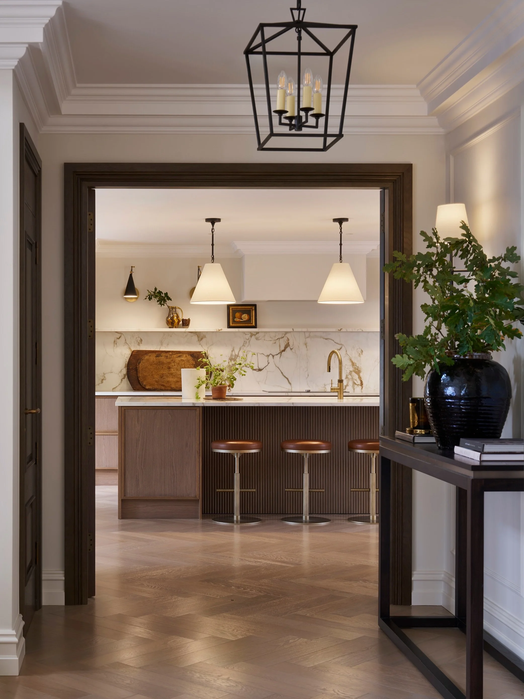Swipe across to see our favourite shots of our Roe House project ➡️. This is the ultimate cosy home for Autumn. If only photos had smell vision, the scent that hits you as you enter this property from the most beautiful candles and diffusers is just 