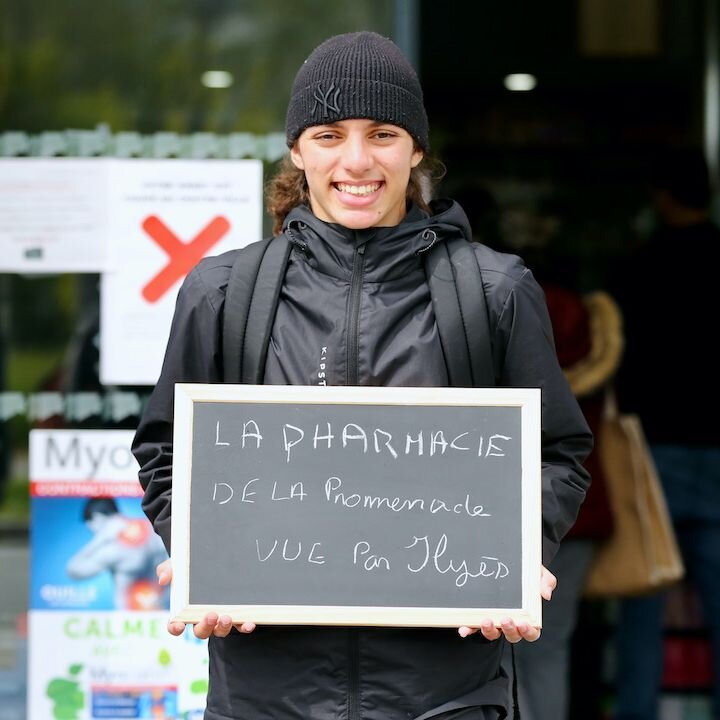 La pharmacie de la promenade vue par Ilyes

J&rsquo;ai choisi la pharmacie de la promenade car c&rsquo;est l&agrave; o&ugrave; j&rsquo;ai r&eacute;alis&eacute; mon stage de troisi&egrave;me. Ma famille se rend dans cette pharmacie depuis plus de ving