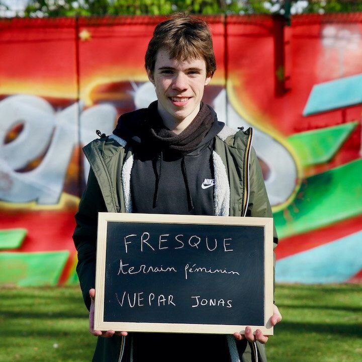 La fresque du stade Delaune vue par Jonas

J&rsquo;ai choisi le stade Delaune car j&rsquo;y vais r&eacute;guli&egrave;rement pour jouer au foot avec mes potes. Sur le terrain o&ugrave; on va, il y a une grande fresque qui a &eacute;t&eacute; peinte &