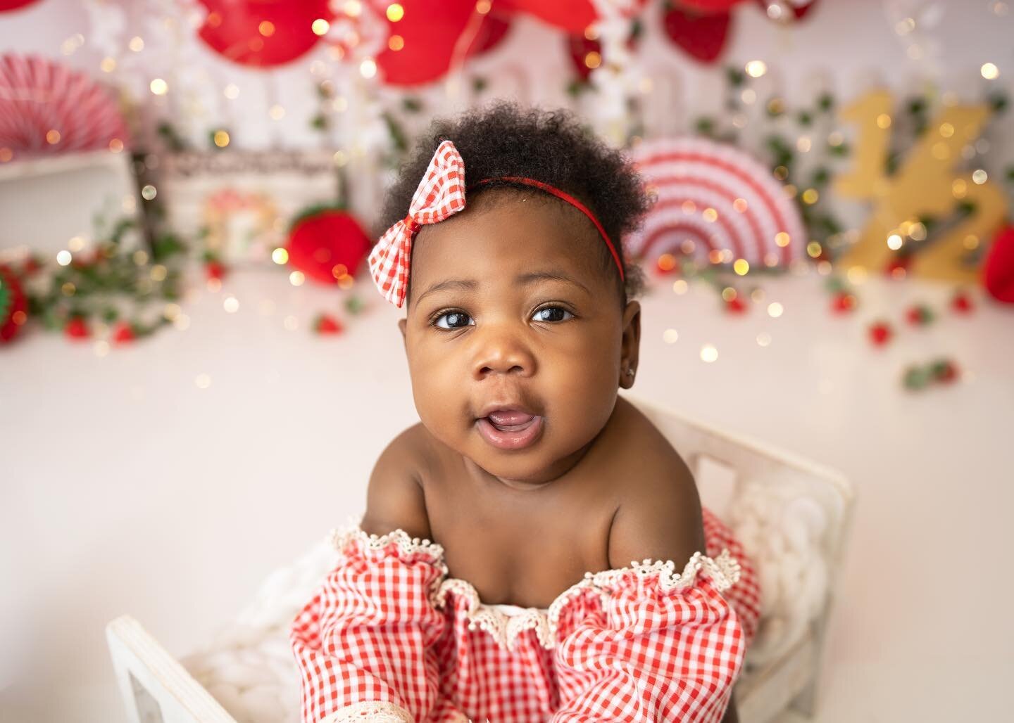 Another half birthday celebration 😍. Baby Brielle made me work for her smiles 😅
.
.
.
.
.

#baby #firstbirthdayphotoshoot
#babysfirstbirthday #cakesmash 
#newbornbaby #mommytobe #reelsinstgram #newbornphotography #babyphotographer 
#westpalmbeachne