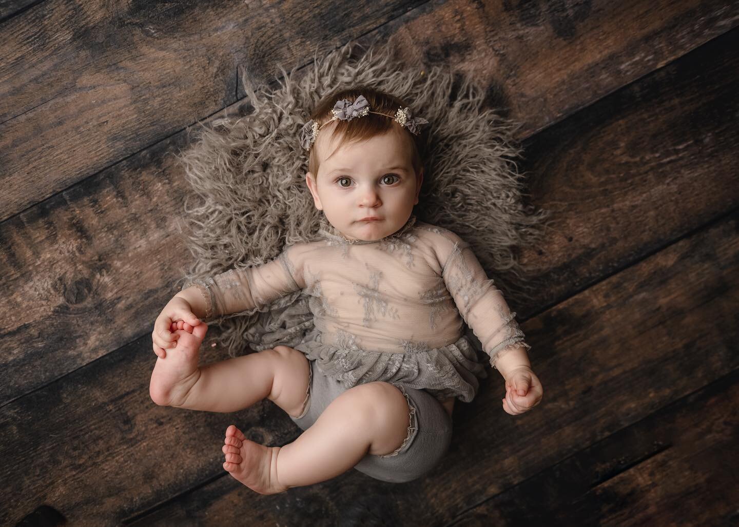 I love when my milestone babies grab their toes 😍😍 
.
.
.
.
#baby#babyportraits#milestonephotography#babyphotographer 
#westpalmbeachnewbornphotographer
#wellingtonbabyphotographer#palmbeachgardensbabyphotographer
#royalpalmbeachbabyphotographer
#l