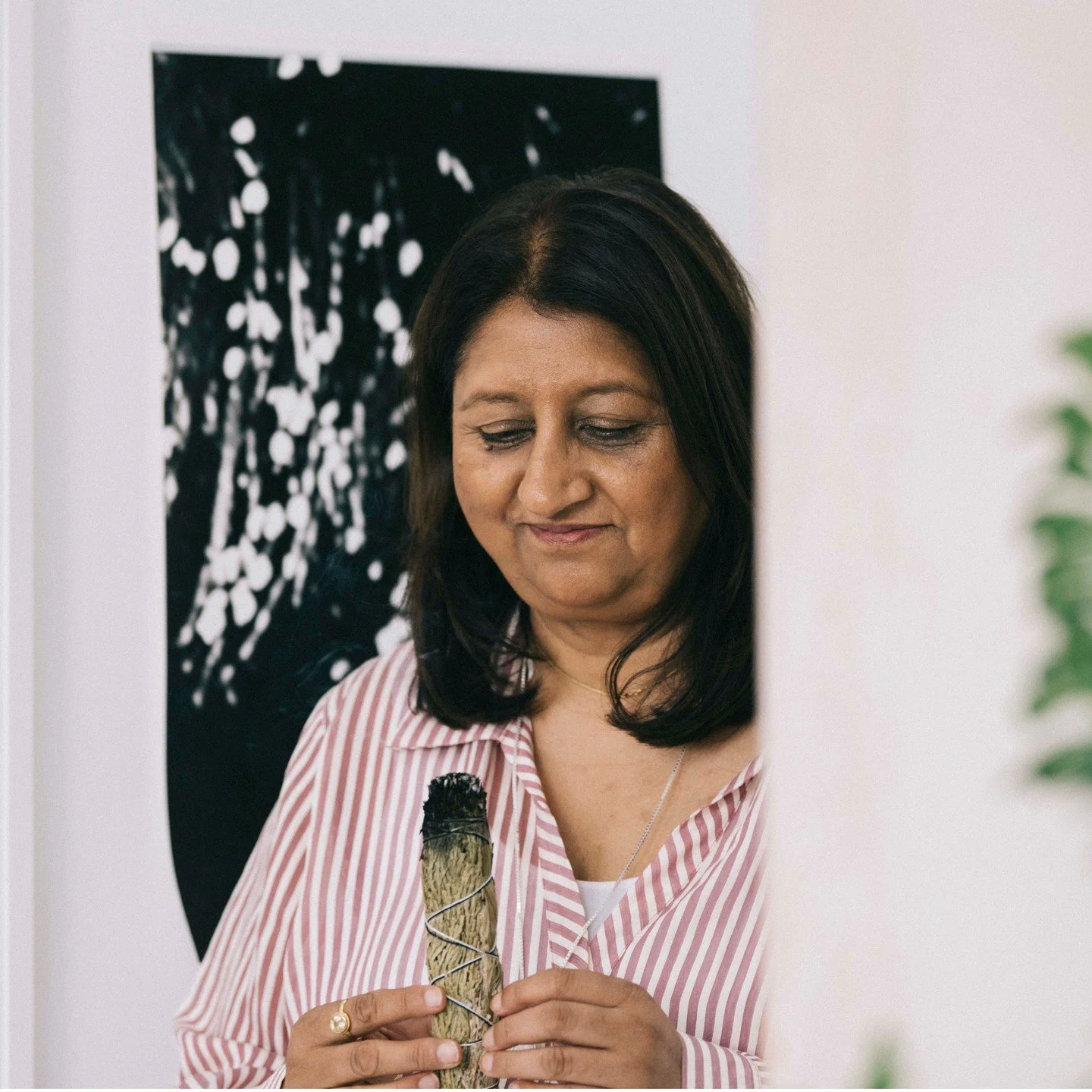 ✨ It&rsquo;s time to clear the energy, my friends! ✨ ⁠
⁠
I&rsquo;ve found that when we take a moment to breathe and shake off the weight of the world, amazing things happen. Whether it&rsquo;s through a rest filled Yoga Nidra and simply pausing to gr