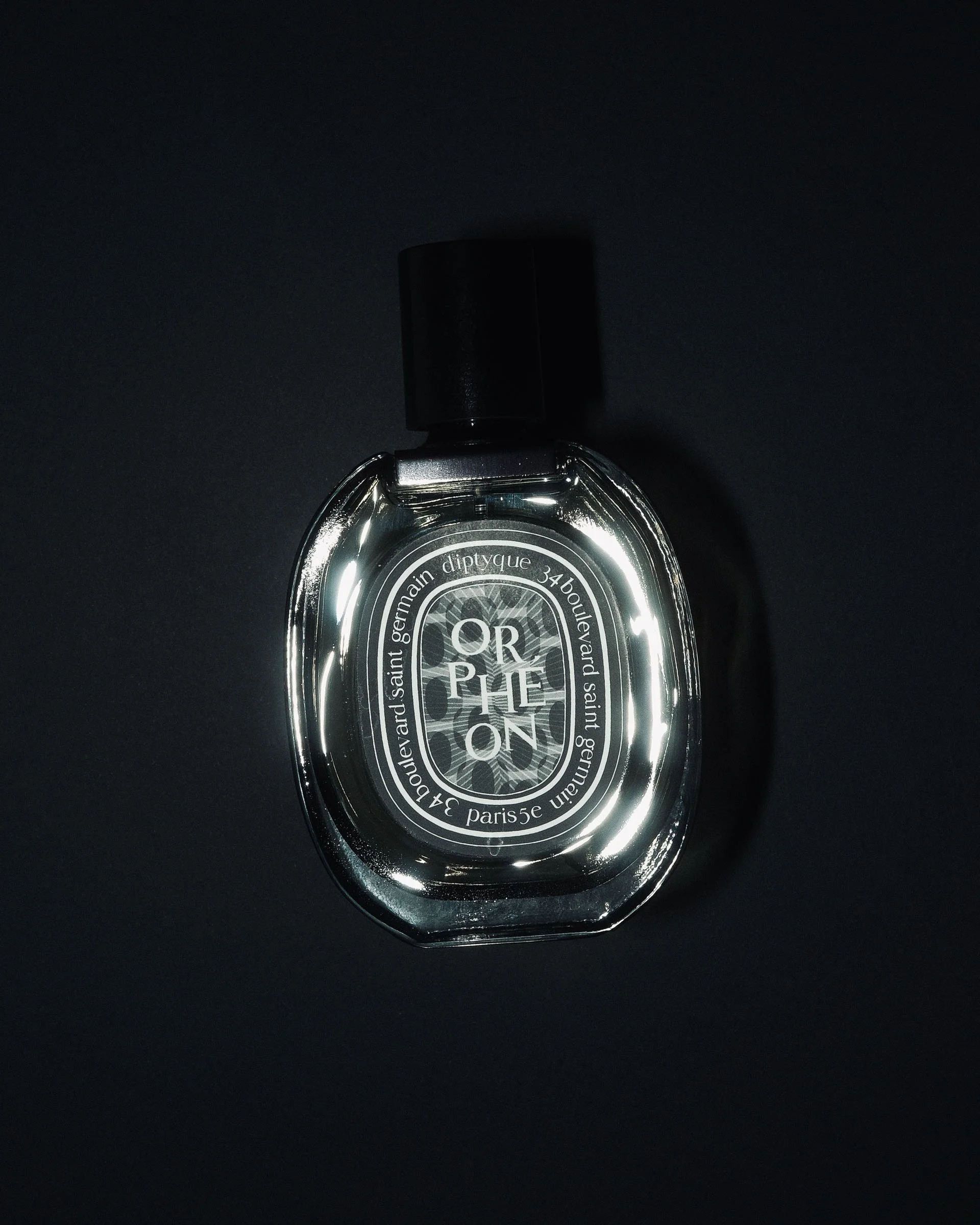 Flacon de parfum Orléon de Diptyque avec un fond noir.