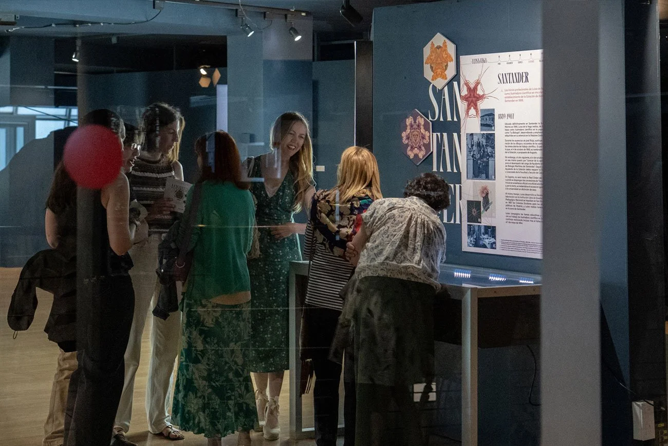 Diseño expositivo de la exposición Luisa de la Vega realizado por Ruth Martin LaRulotte para el Museo Marítimo del Cantábrico MMC en Santander, en colaboración con el Centro Oceanográfico de Santander IEO-CSIC