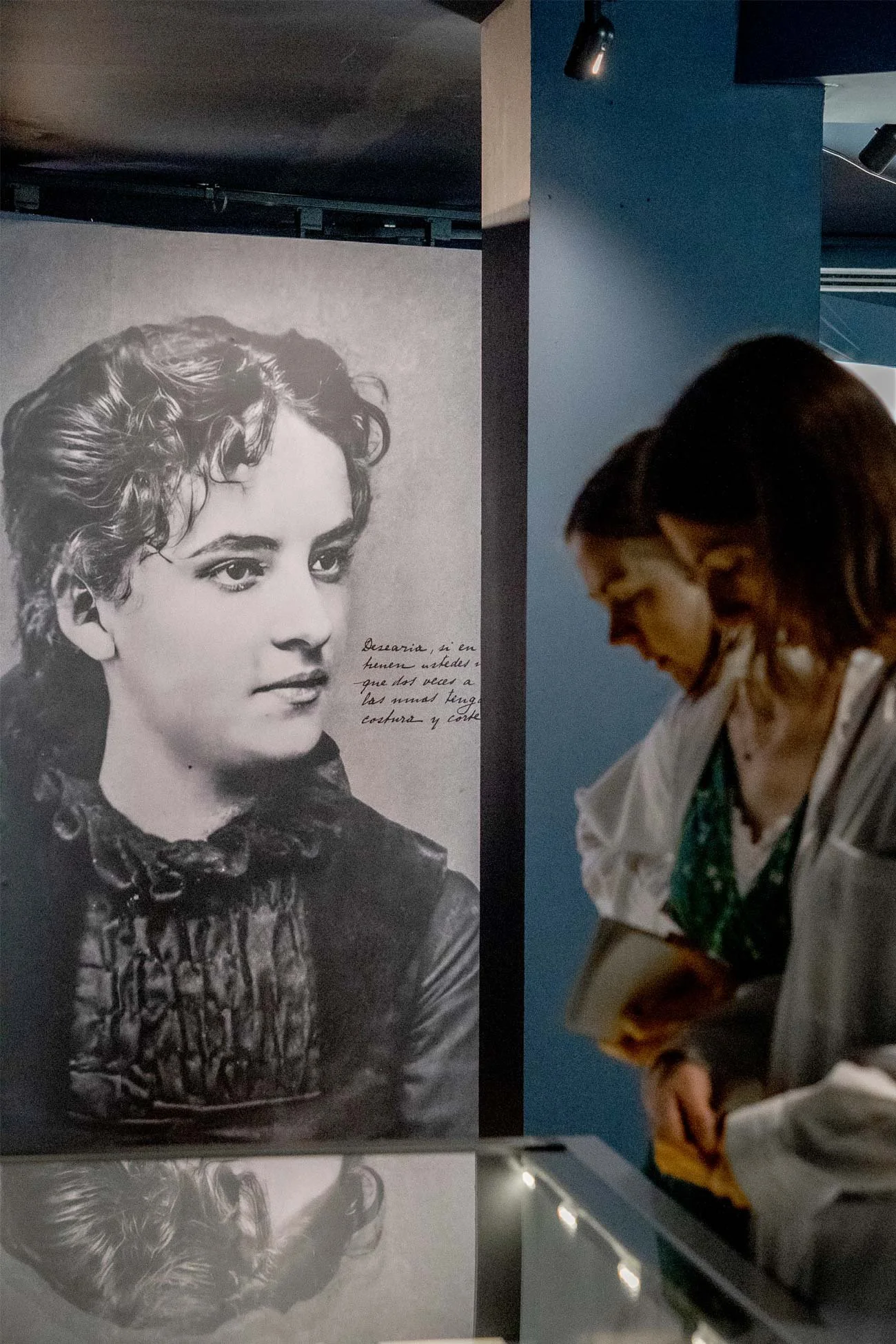 Diseño para pared de la exposición de Luisa de la Vega en Santander, con un diseño que expone el extracto de la carta de puño y letra que Luisa escribe durante su etapa en la escuela de la Fundación Sierra Pambley en Villablino, León.