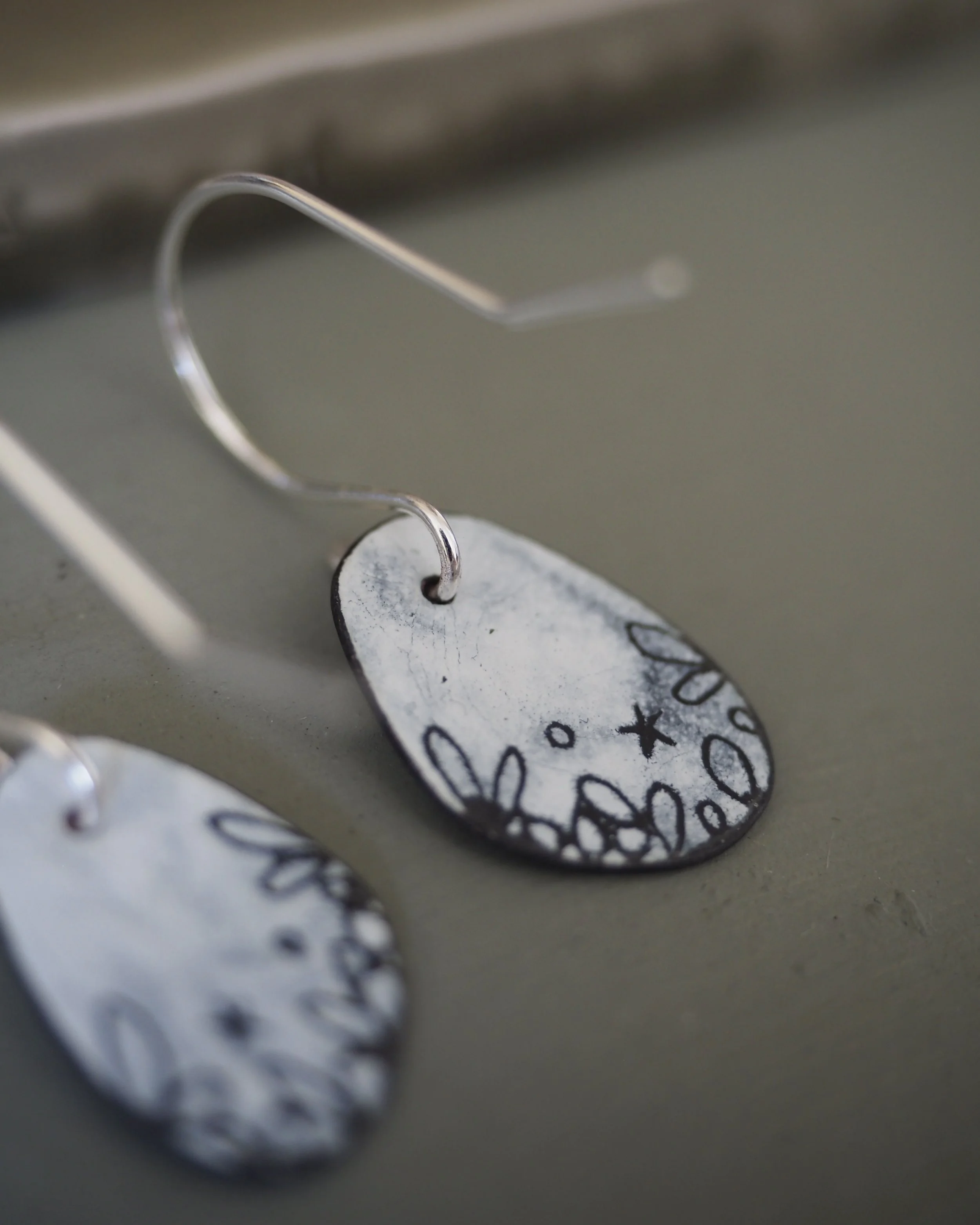 Sophie Victoria Anderson Pebble hook earrings mini white 4.JPG