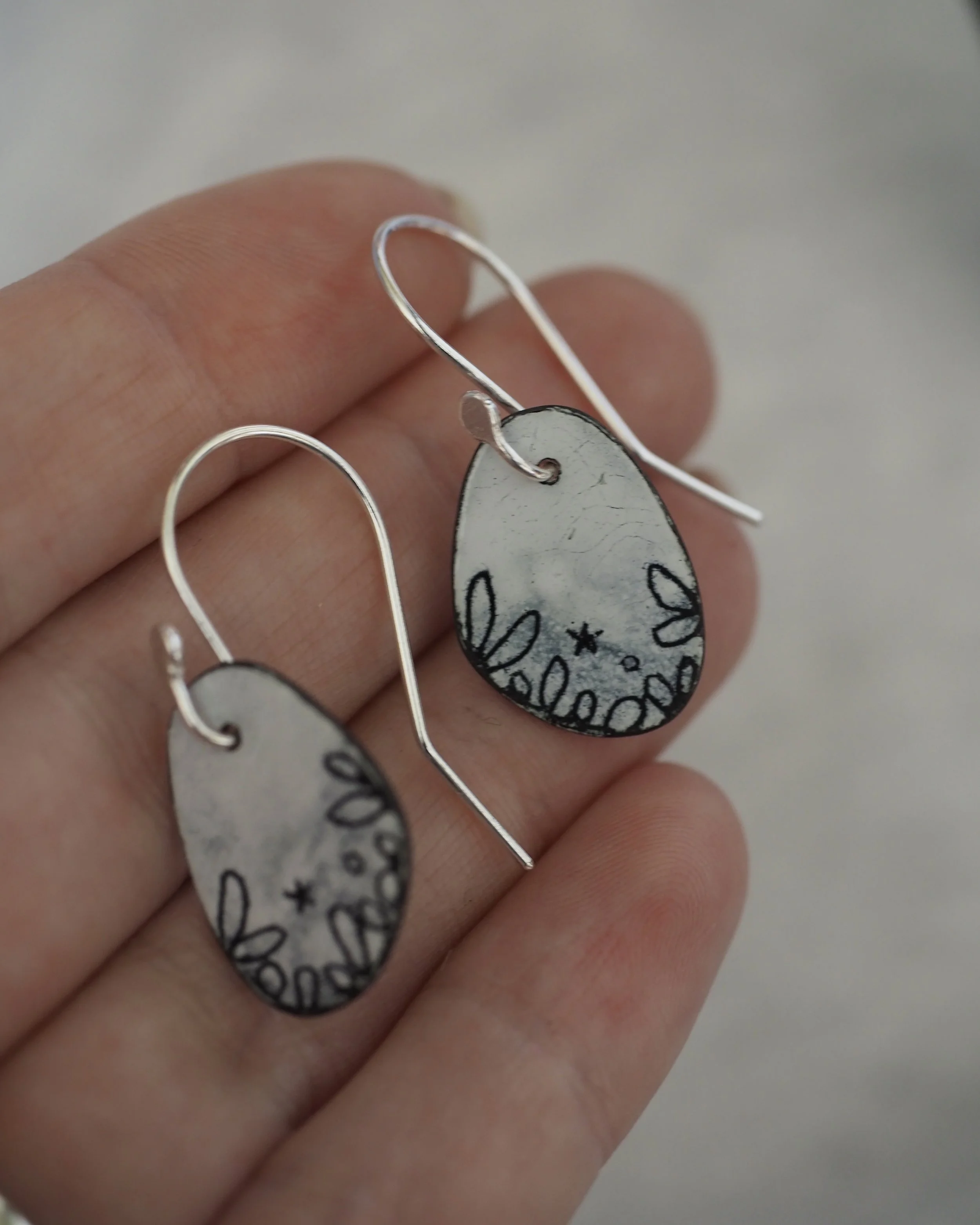 Pebble hook earrings mini - White