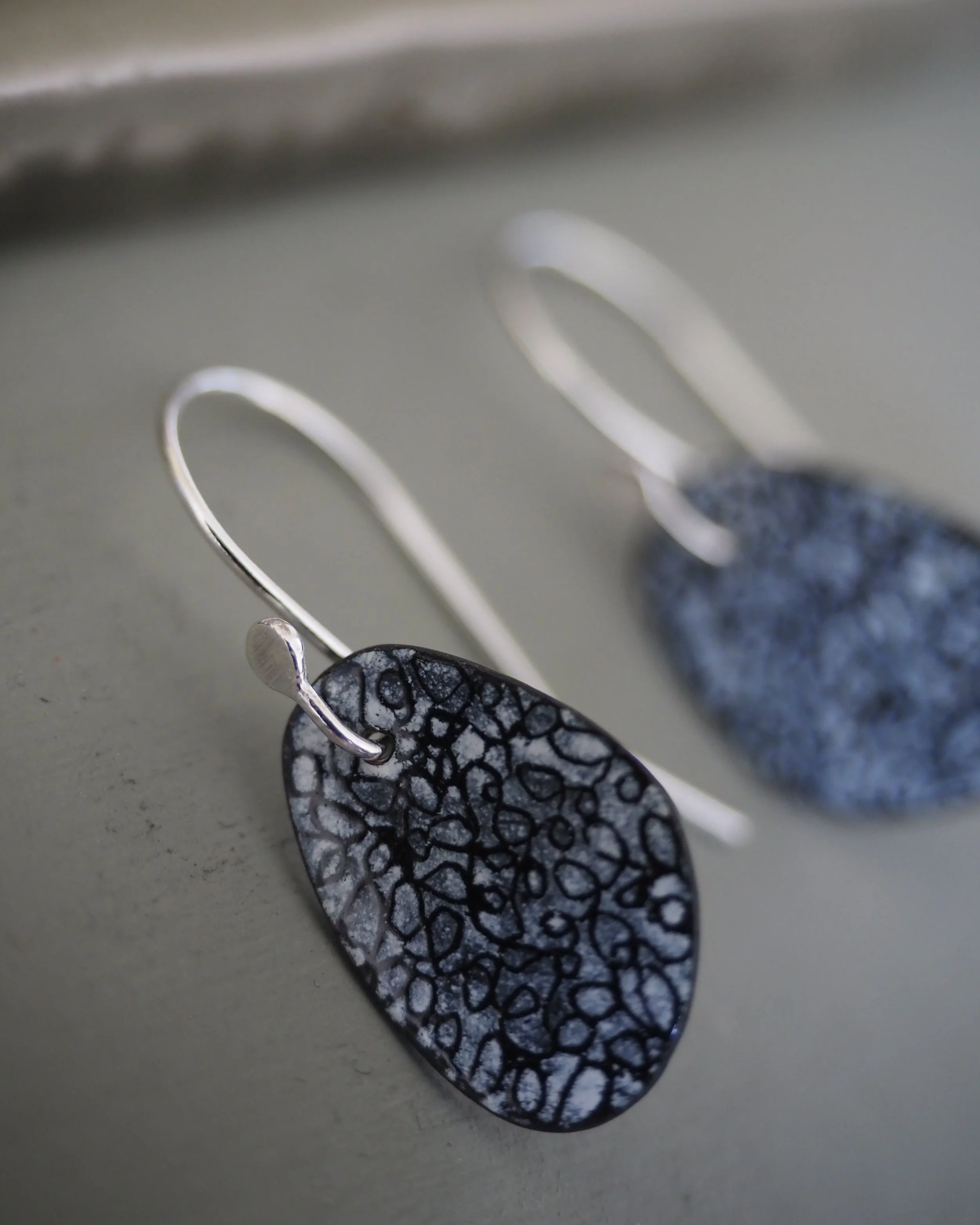 Sophie Victoria Anderson Pebble hook earrings mini black 1.JPG