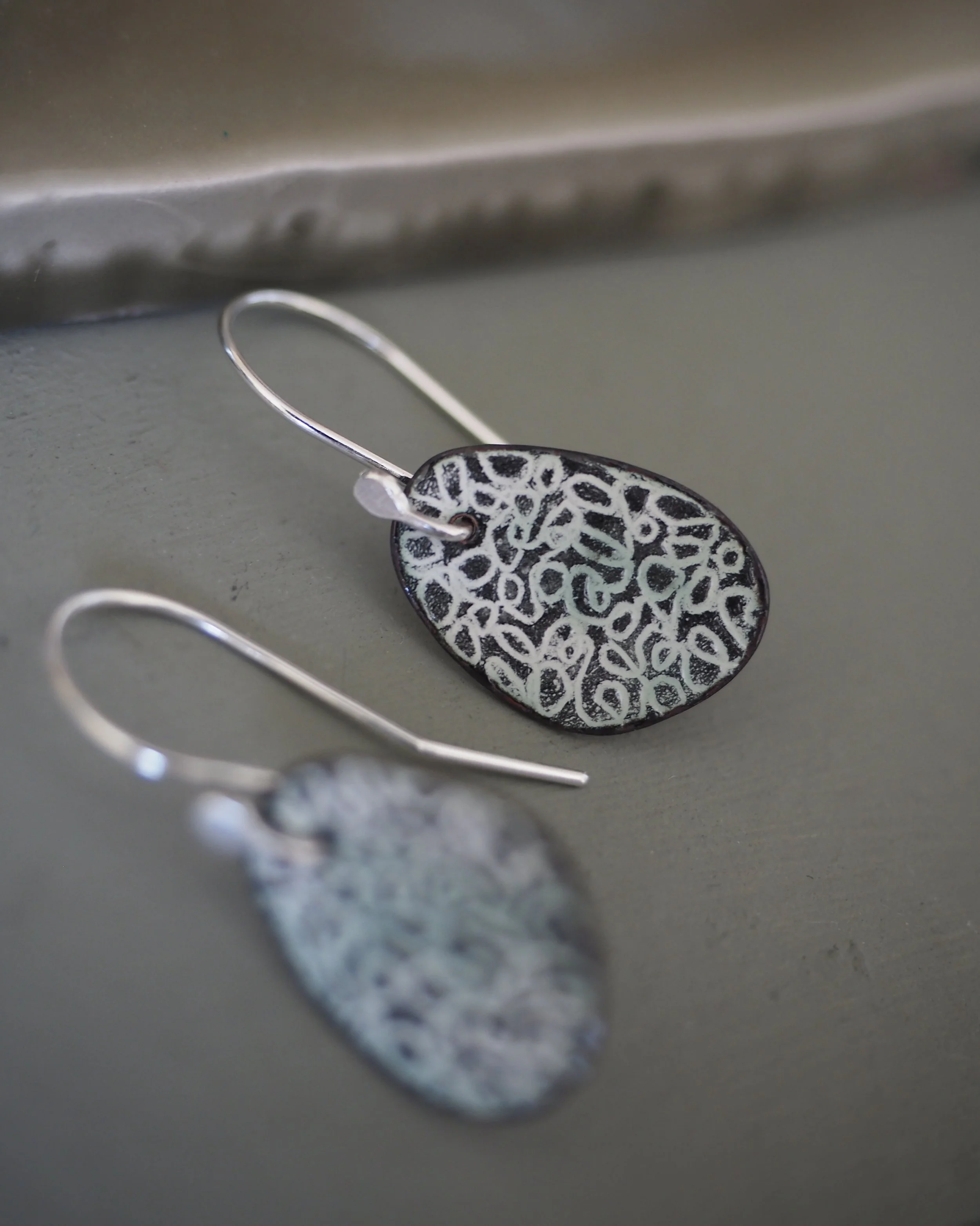 Pebble hook earrings mini - Green