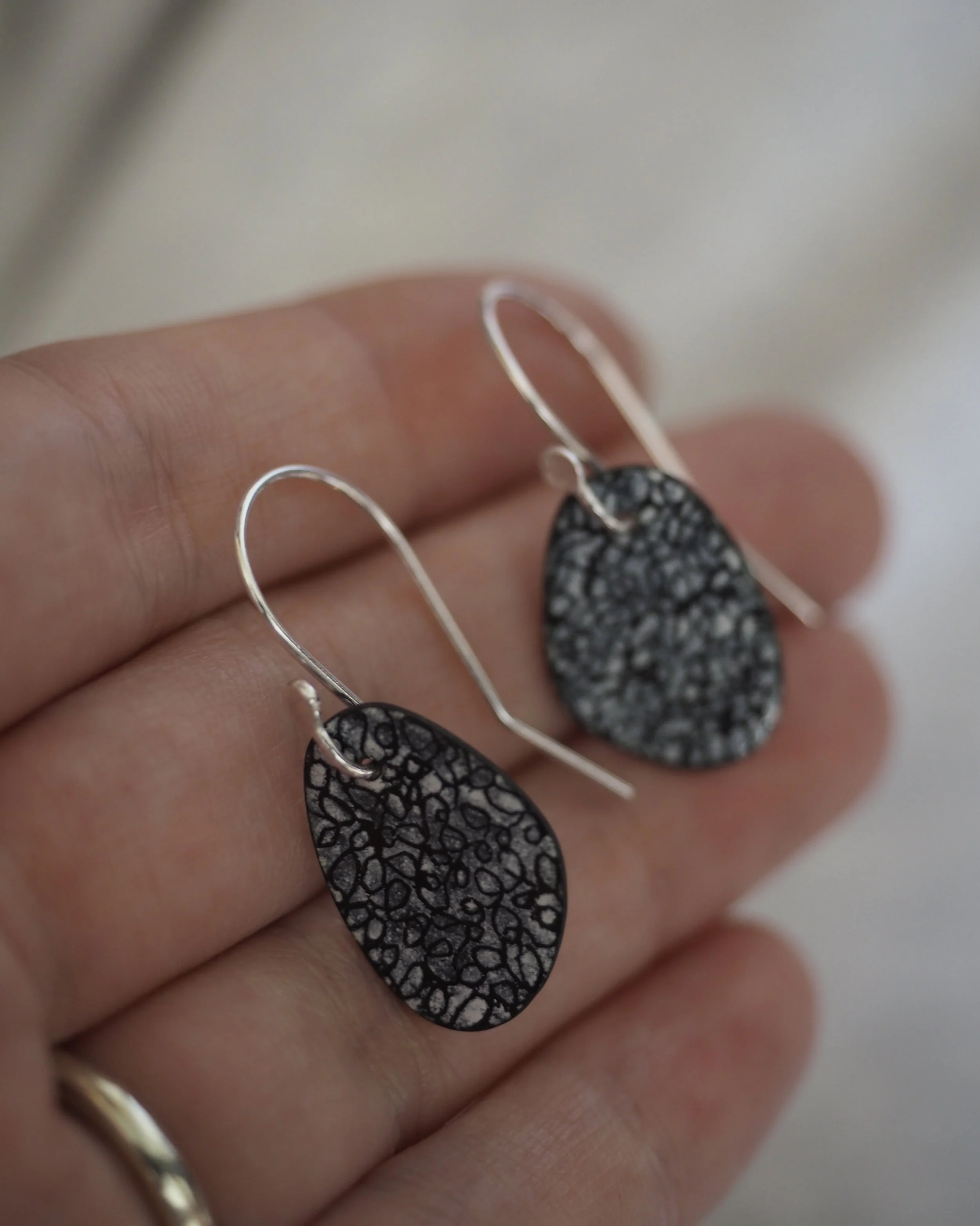 Sophie Victoria Anderson Pebble hook earrings mini black 3.JPG