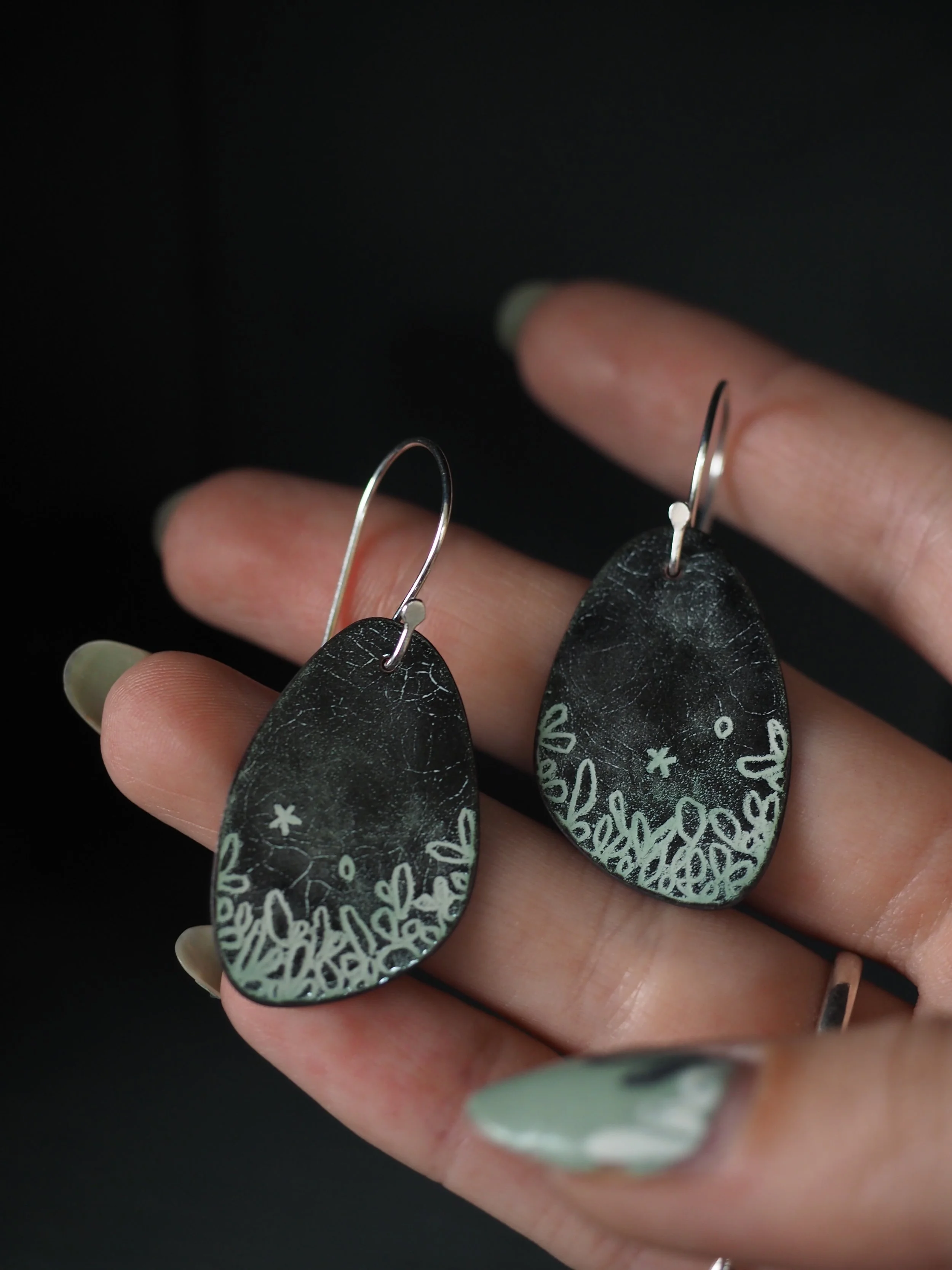 Pebble hook earrings black