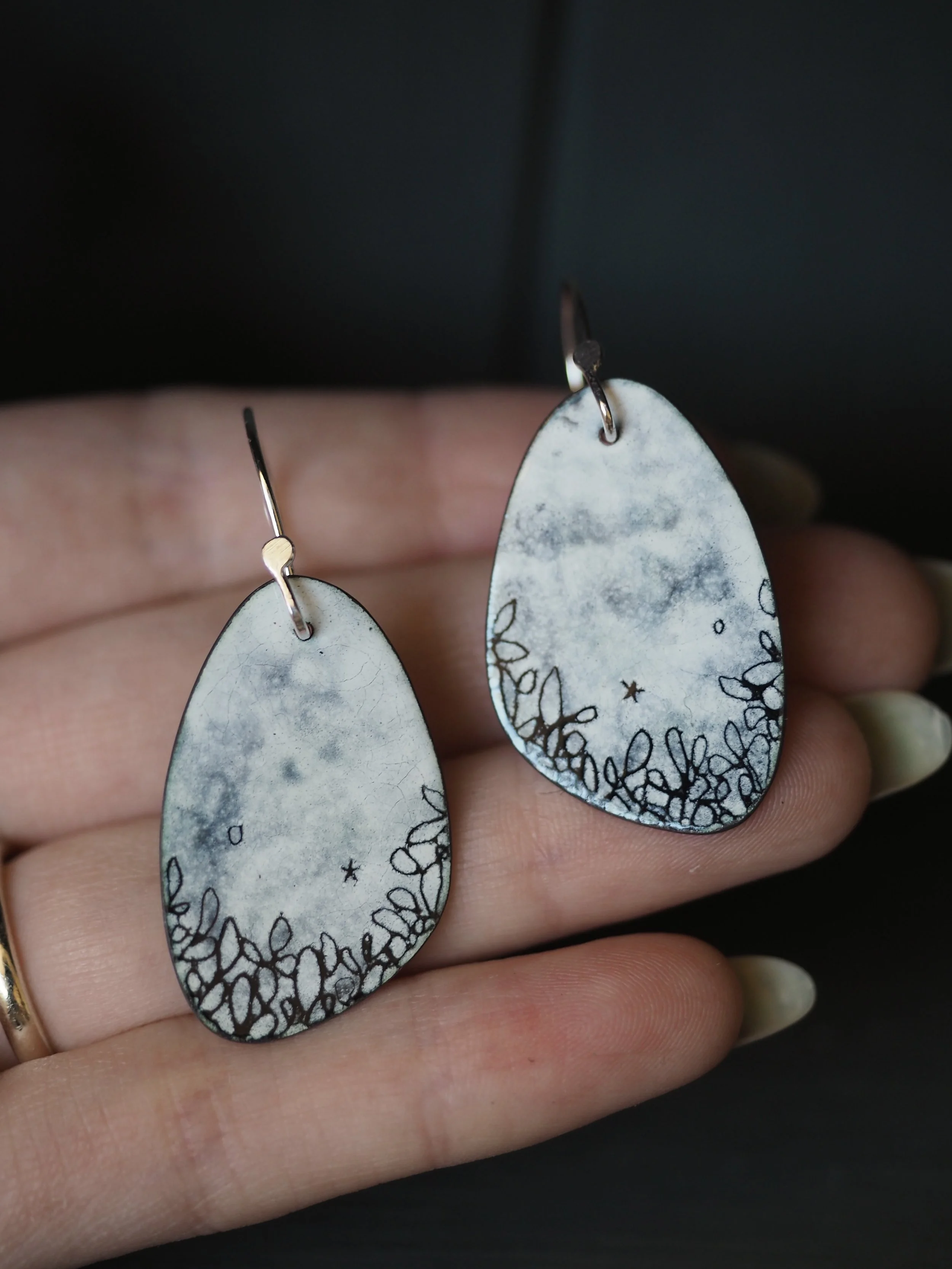 Pebble hook earrings white